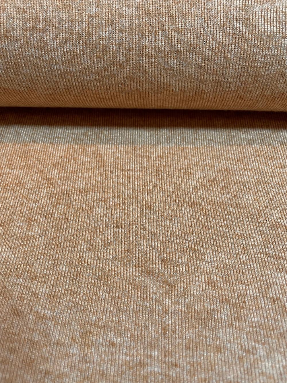 Ein weicher Feinstrickstoff mit dezenter vertikaler Rippenstruktur in einer warmen Zimt-Melange-Optik. Die Oberfläche zeigt ein harmonisches Spiel aus helleren und dunkleren Brauntönen. Ideal für gemütliche Cardigans, Pullover oder herbstliche Accessoires