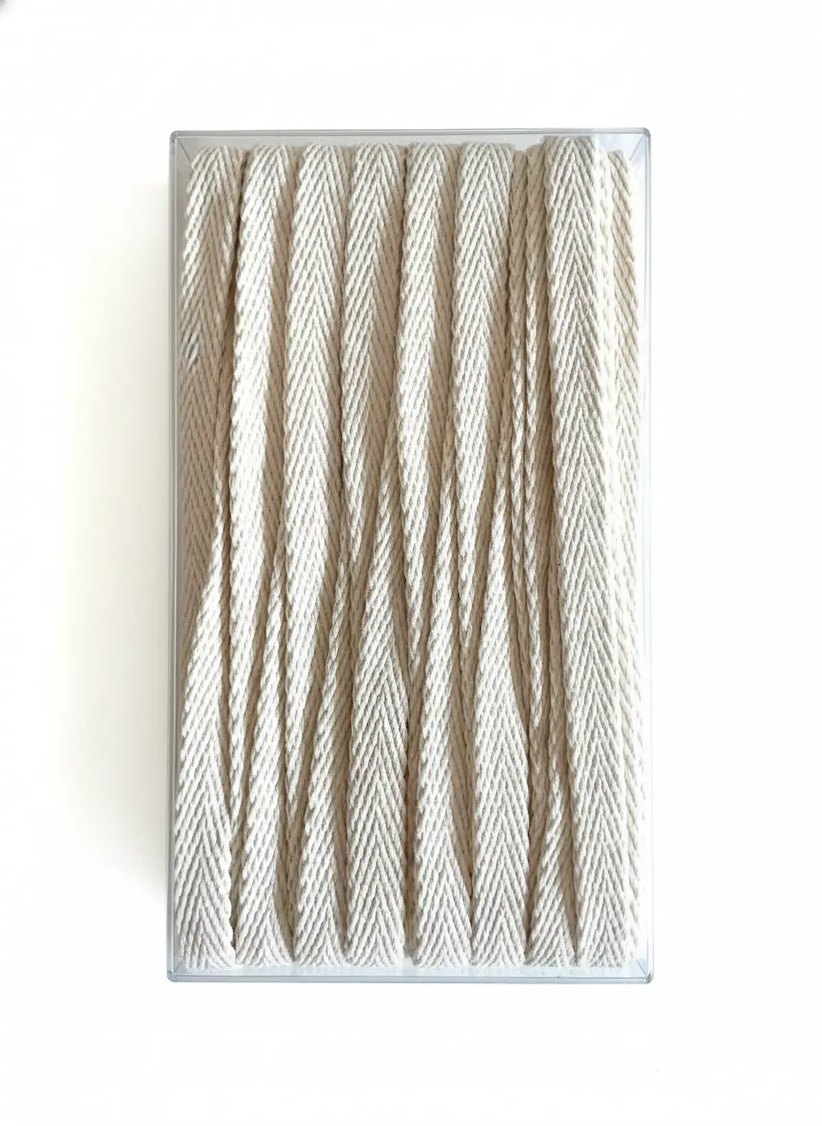 Flache Baumwollkordel in Creme Beige mit 1cm Breite aufgewickelt als Meterware für Nähprojekte