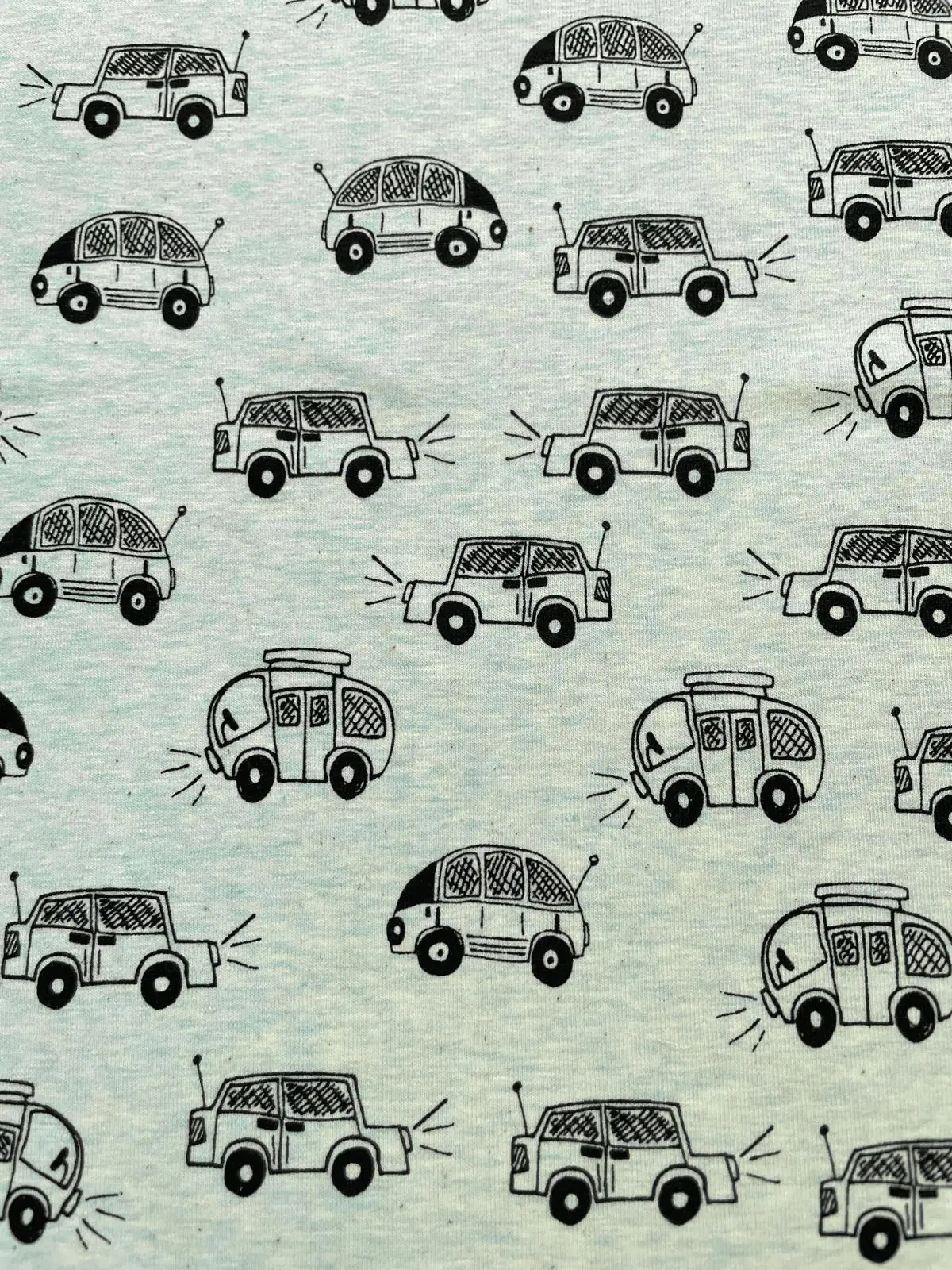 Meterware Baumwolljersey in Mint meliert mit schwarzem Muster aus handgezeichneten Retro-Autos, Käfern und Wohnwagen im Doodle-Stil für Kinderkleidung.