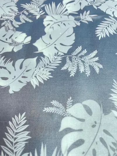 Beschichtete Baumwolle "Jungle Elegance" blaugrau mit Blättern