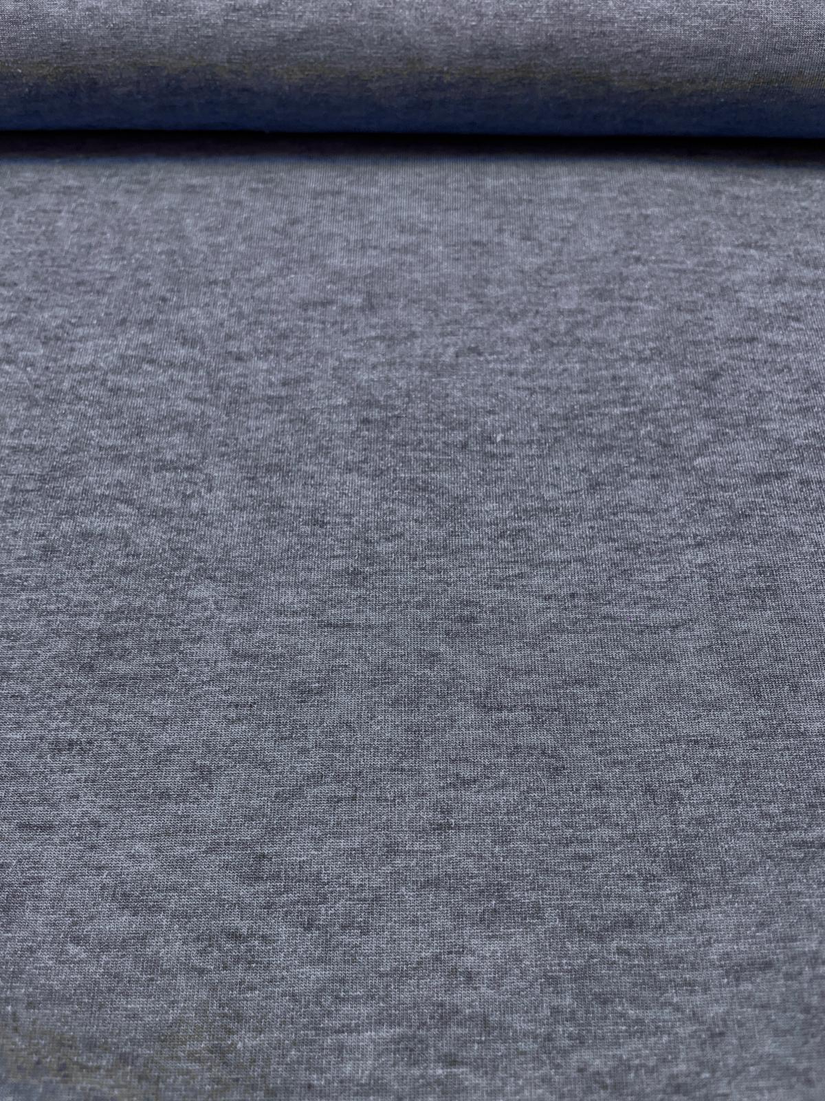 Nahaufnahme eines graublauen Jersey-Stoffs mit Melange-Optik, elastische Premium-Meterware für Bekleidung.