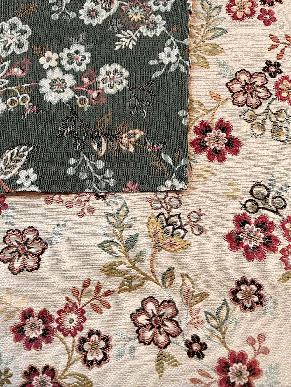 Deko-Gobelinstoff als Meterware mit floralem Jacquard-Muster im direkten Vergleich zwischen der Variante in Beige-Rot und Dunkelgrün mit hellen Blüten.