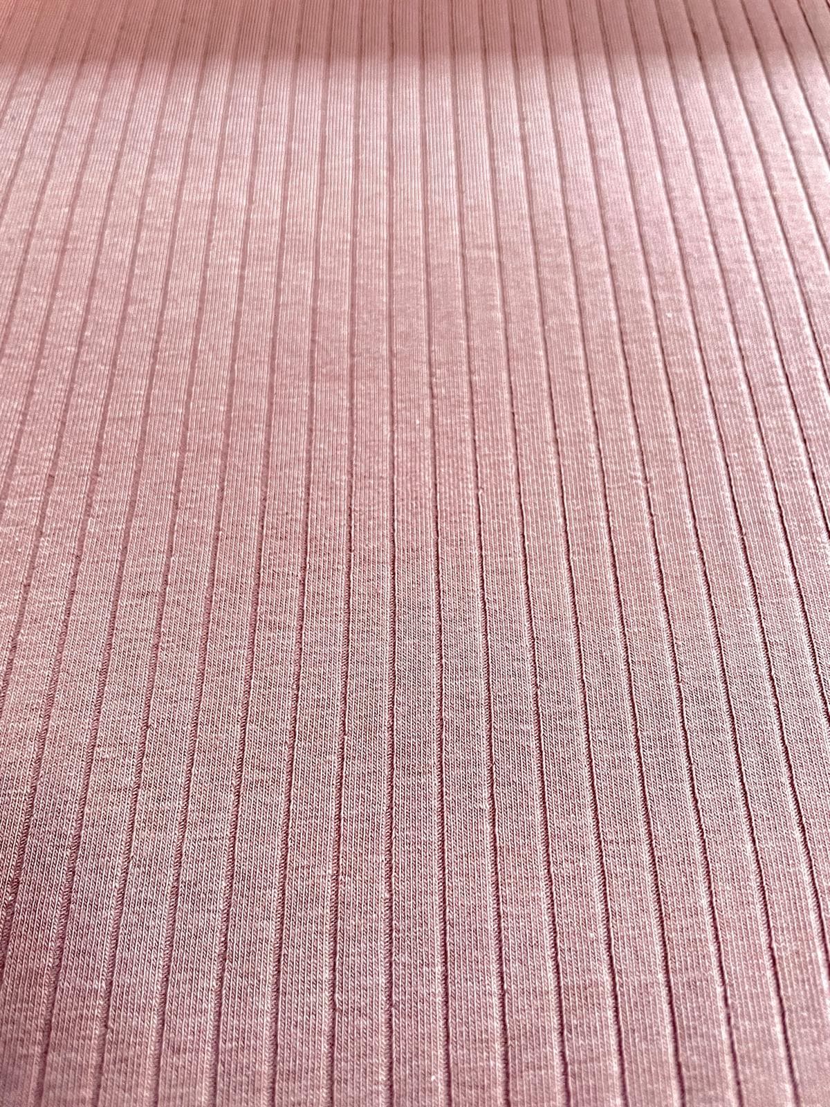 Breit gerippter Jersey in Altrosa – elastischer Rib-Strick mit markanter Streifenstruktur für Bekleidung