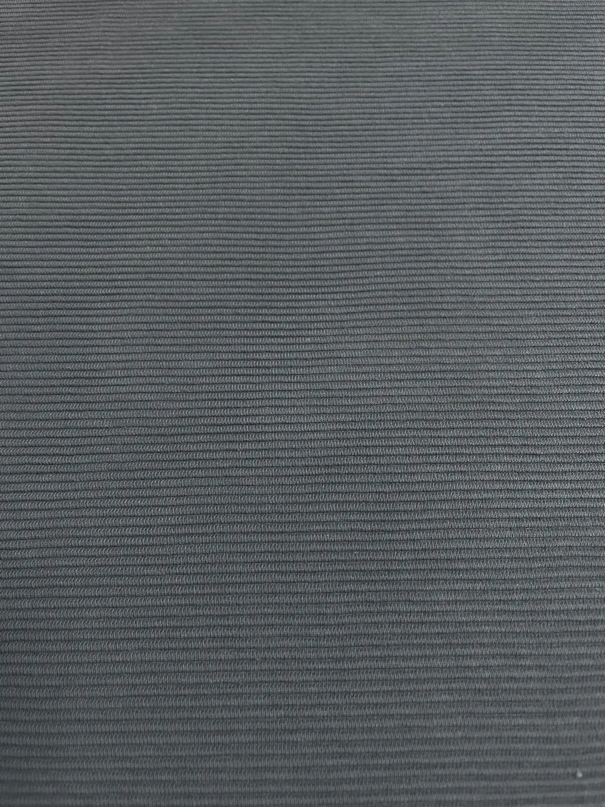 Graublauer Ottoman-Jersey mit horizontaler Rippenstruktur in der Nahaufnahme.