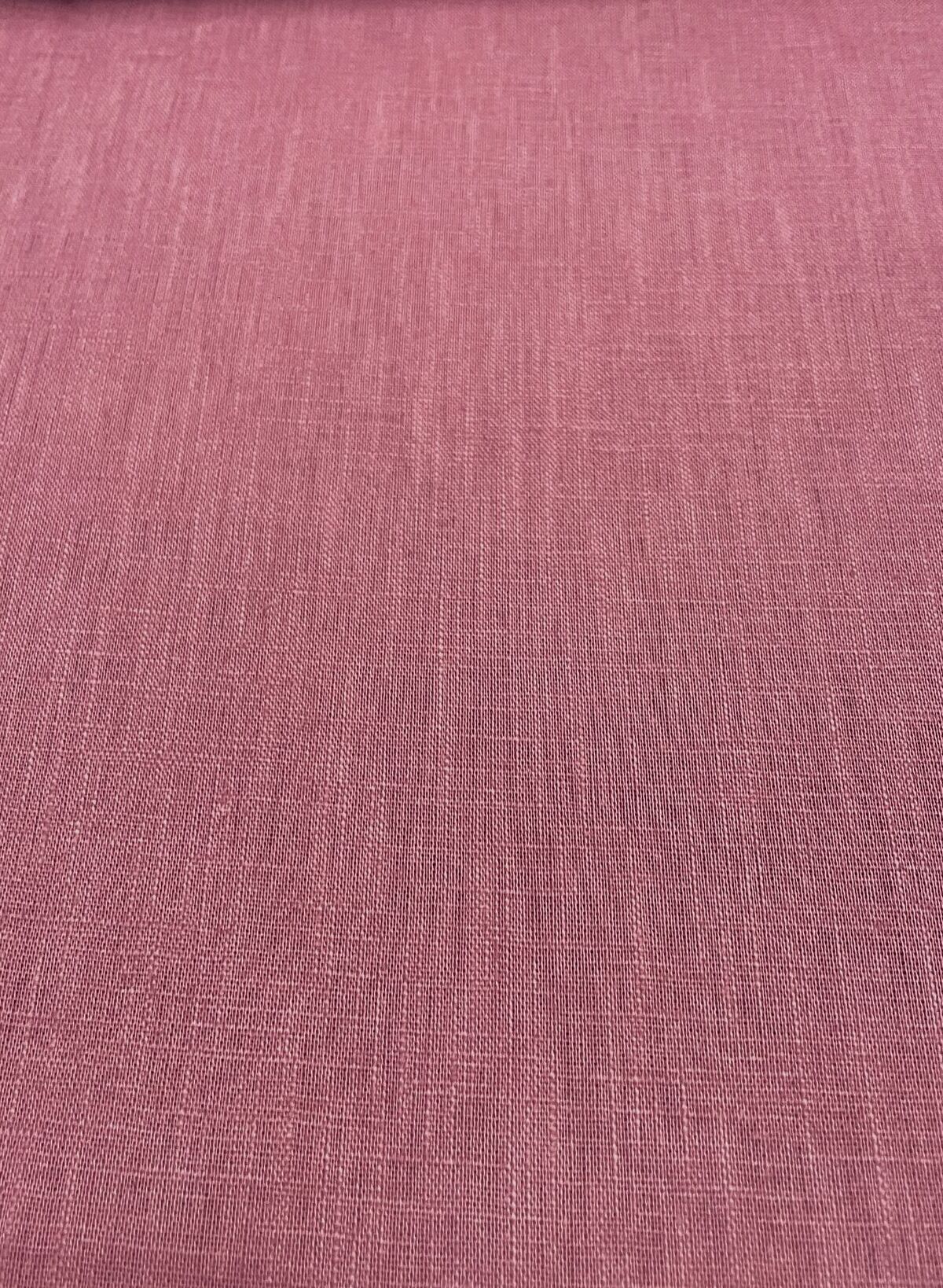 Nähbeispiele aus mauvefarbenem Dekostoff: Eine Tote-Bag mit Kordelgriffen, Servietten mit weißem Saum und ein besticktes Säckchen aus 80% Ramie und 20% Baumwolle.