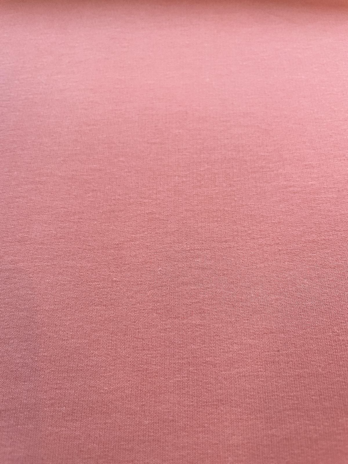 Hochwertiger Sweatstoff als Meterware in einem warmen Terracotta-Farbton (Dark Salmon), ein idealer, weicher Stoff für gemütliche Hoodies, Pullover und bequeme Freizeitmode