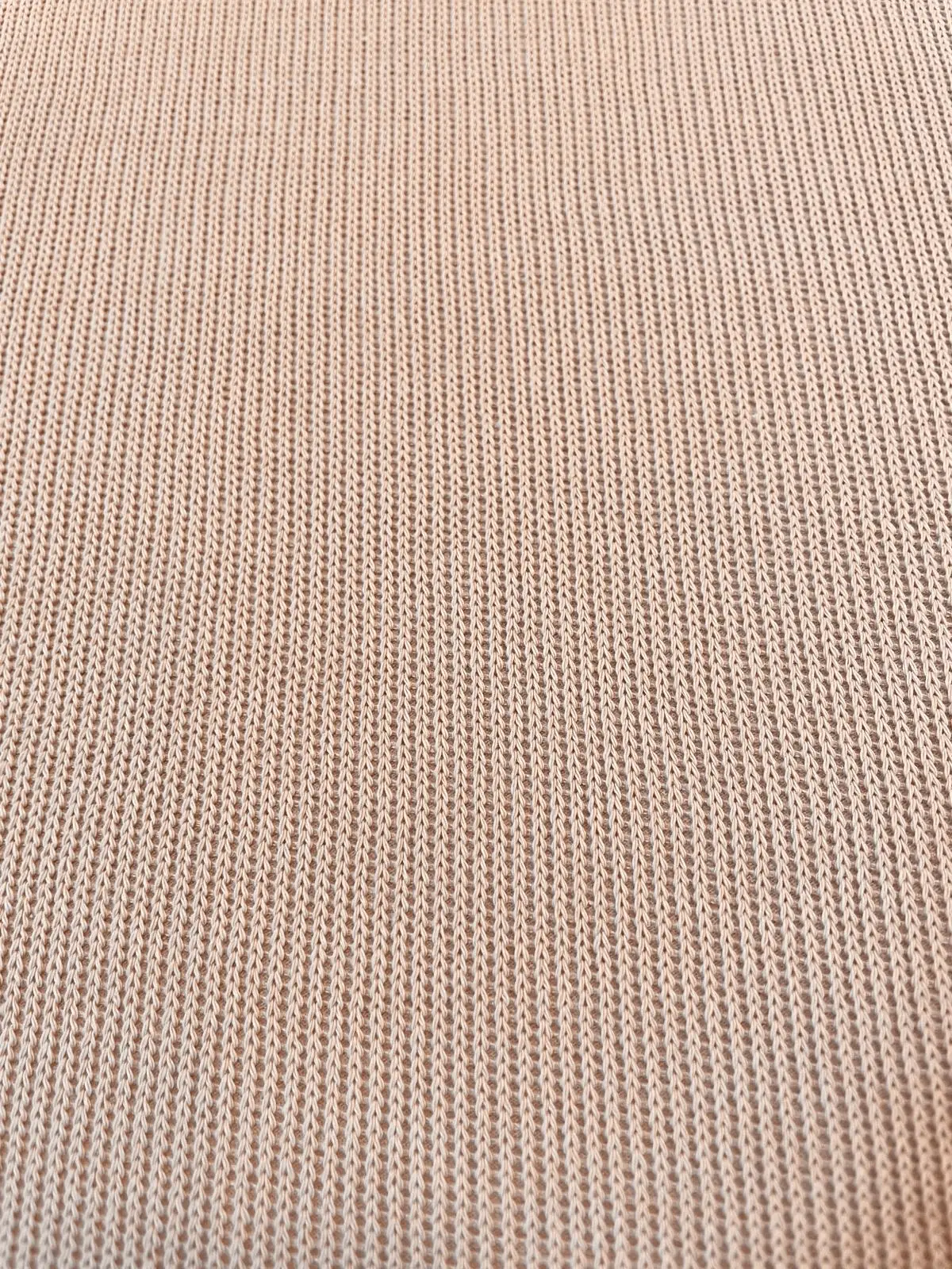 Elastischer Feinstrick-Jersey als Meterware in zartem Altrosa mit einer feinen, gleichmäßigen Maschenstruktur.