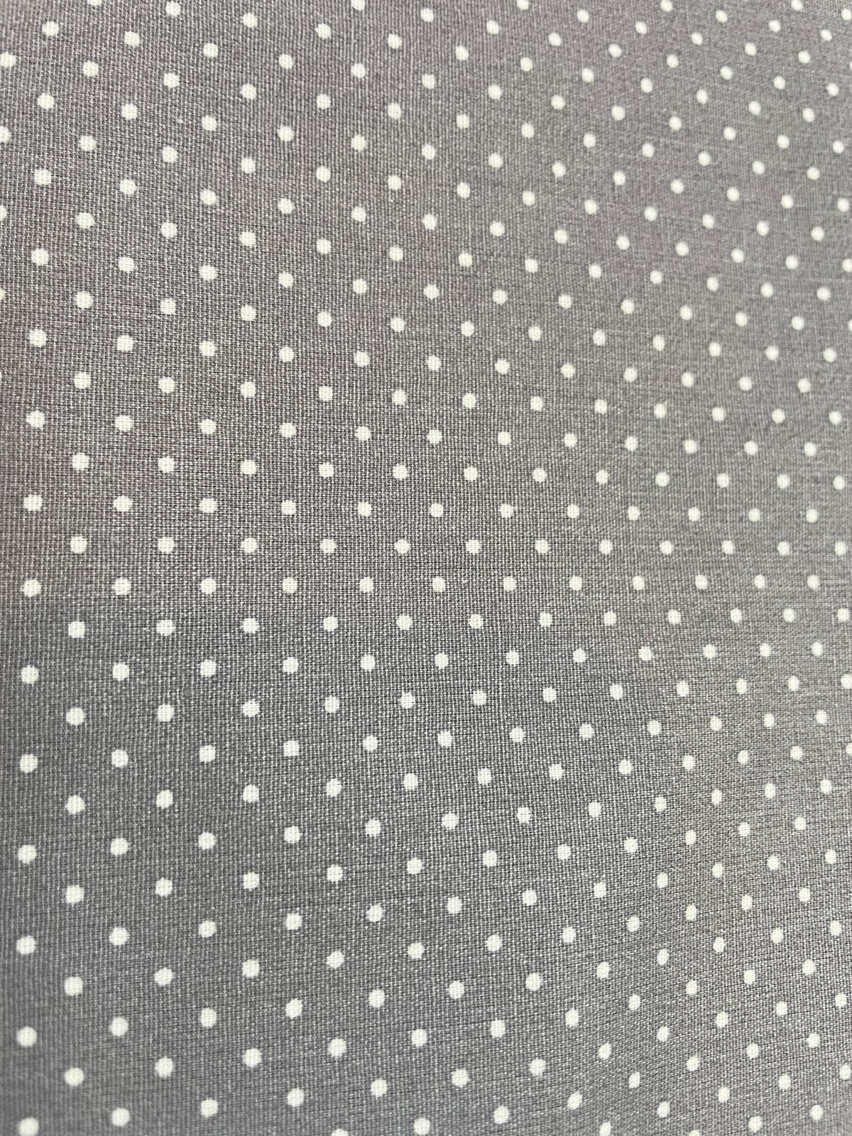 Beschichtete Baumwolle in Grau mit kleinen weißen Punkten – wasserabweisender Stoff für Outdoor und Küche.