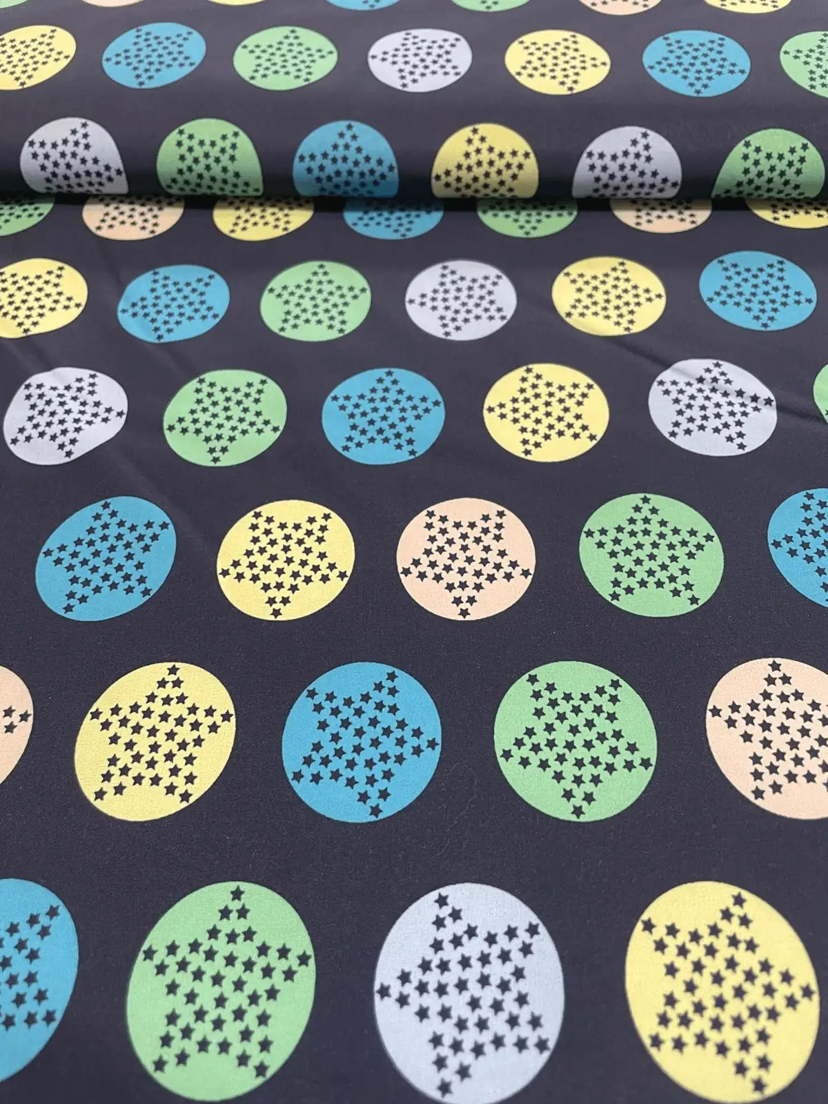 Softshell dunkelblau mit Sternen / Kreisen bunt