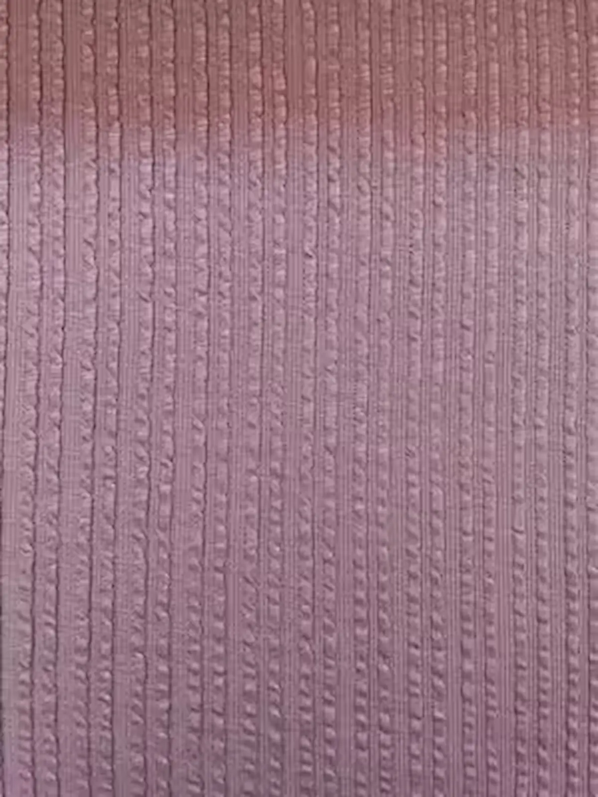 Hochwertiger Baumwolljersey in Mauve mit vertikaler Zopfstrick-Struktur, weiche Haptik für Kinderkleidung und Accessoires.
