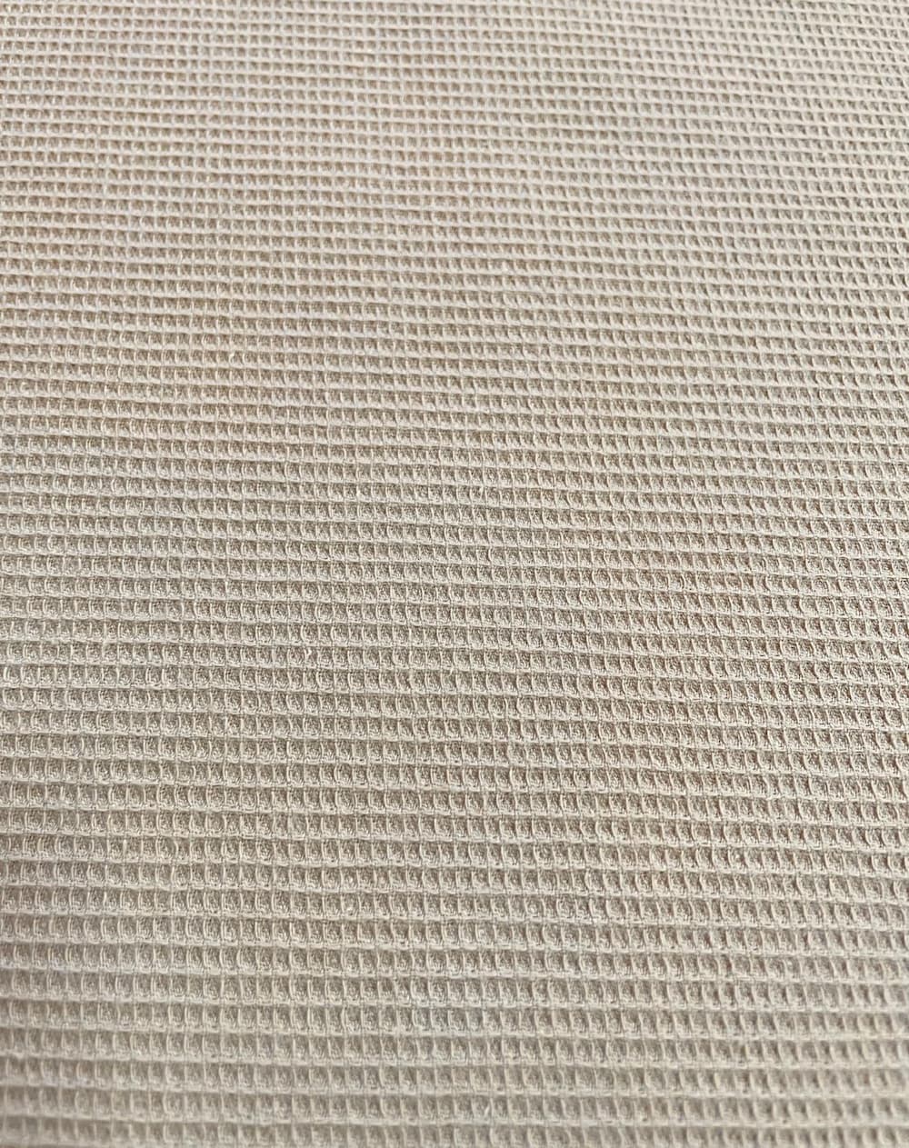 Beigefarbener Waffelpique Stoff als Meterware mit feiner Waffelstruktur, perfekt geeignet für Babydecken, Handtücher und Bademäntel.