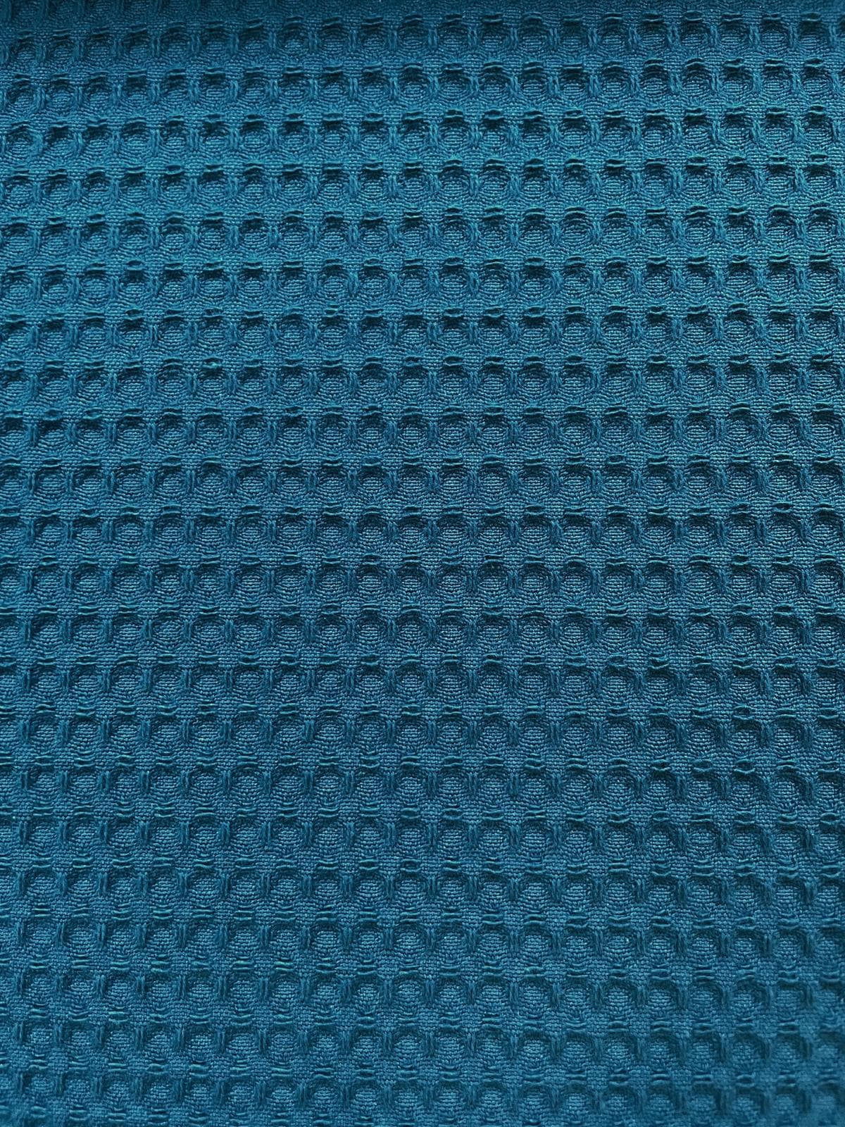 Hochwertiger Waffelpiqué-Stoff in der Farbe Petrol, ausgeprägte Waffelstruktur, ideal für Bademäntel, Handtücher und leichte Heimtextilien