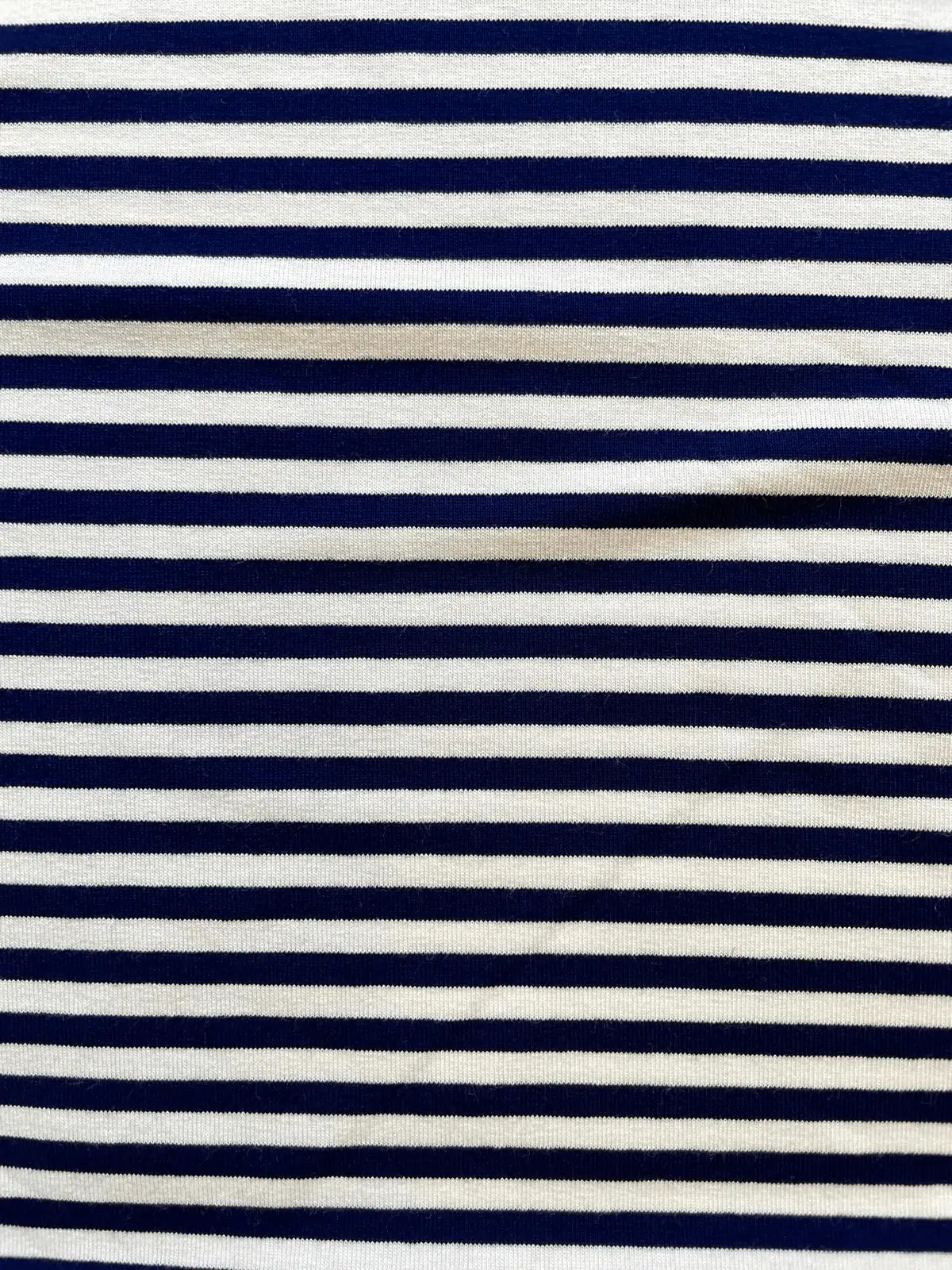 Feiner Viskosejersey mit klassischen, gleichmäßigen Querstreifen in Dunkelblau und Cremeweiß, weich fließende Stoffqualität.