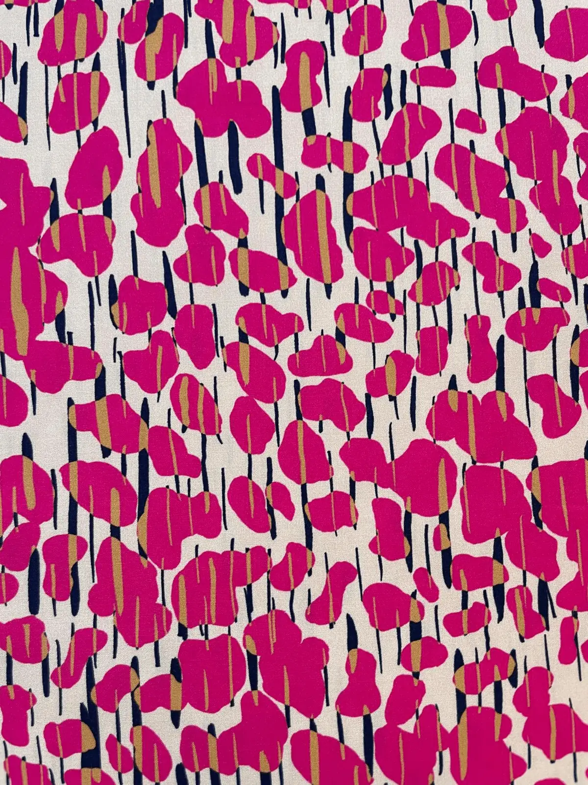Hochwertiger Viskose-Stoff in Pink mit abstraktem Muster, 140 cm breit, perfekt als Meterware für elegante Sommerkleidung