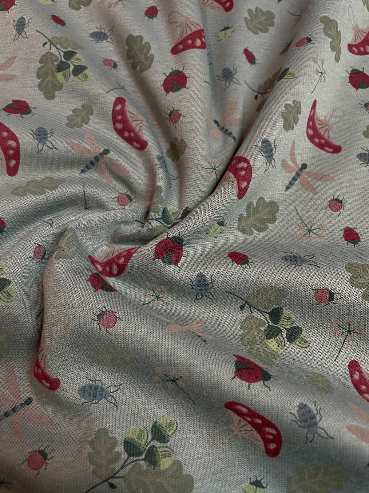 Alpenfleece Waldmotiv in grün mit Fliegenpilzen Libellen Blättern