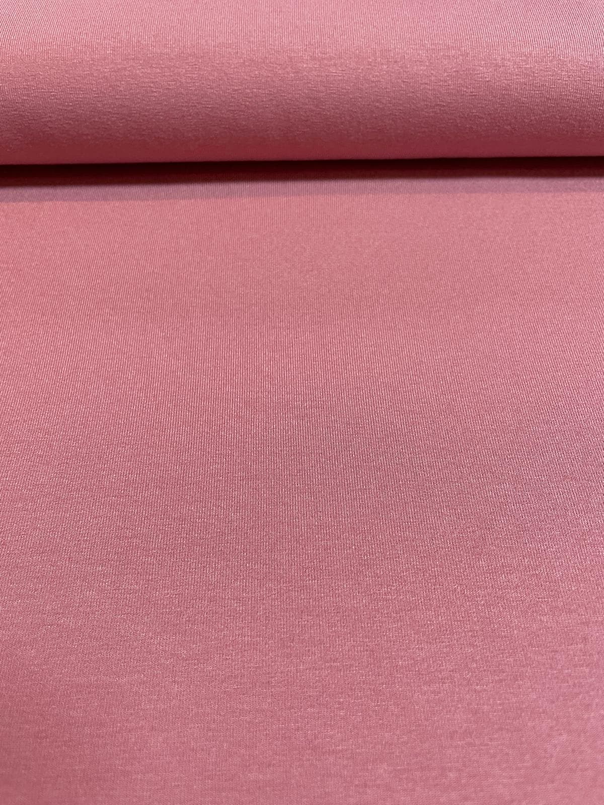 Uni-farbener Viskosejersey in einem eleganten Altrosa bzw. Beeren-Ton. Die feine Strickstruktur und der matte Glanz des elastischen Stoffes sind in der Nahaufnahme gut erkennbar. Ideal für sommerliche Kleider, Shirts und fließende Tuniken.