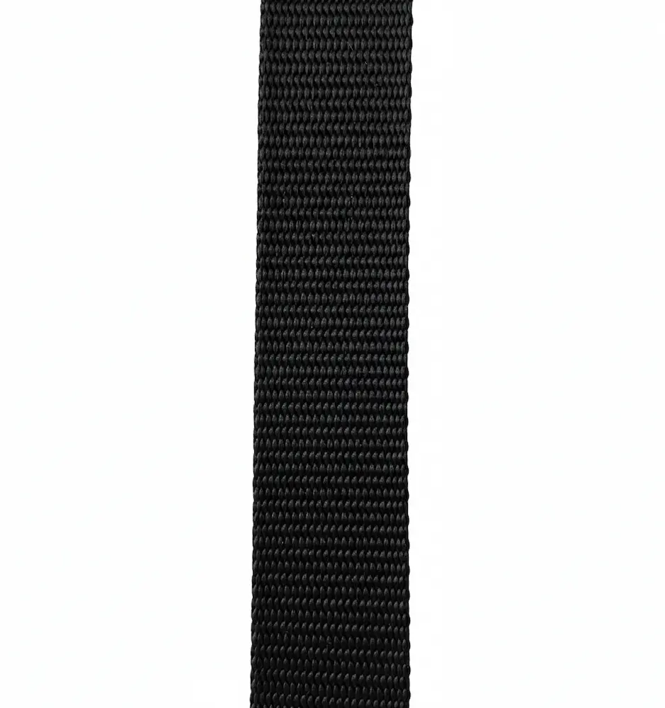 Nahaufnahme von einem klassischen schwarzen Gurtband mit 3 cm bzw. 30 mm Breite vor weißem Hintergrund, erhältlich als Meterware für Taschen und Rucksäcke.