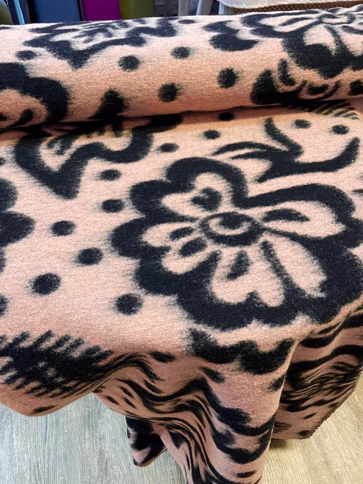 Wollstoff puderrosa mit Blumen/Blätter Wollstoff puderrosa mit Blumen/Blätter