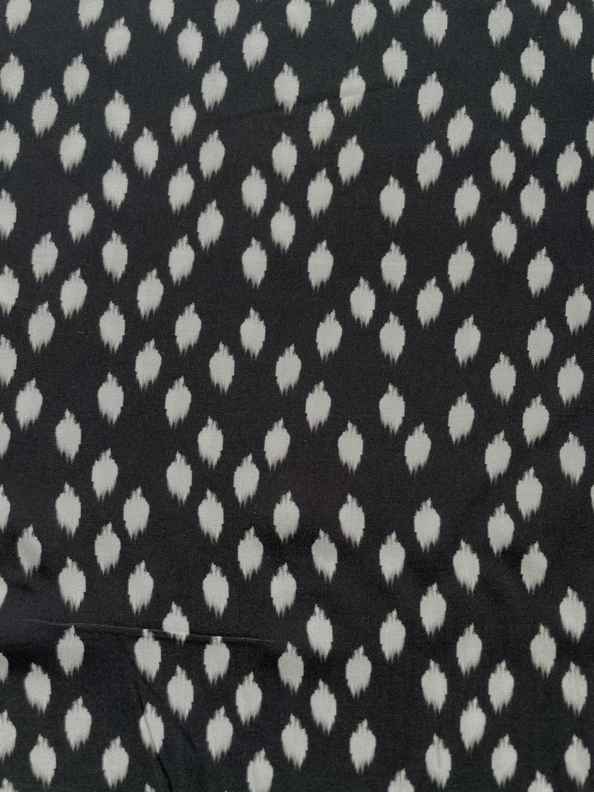 Hochwertiger Viskosestoff mit 15% Polyamid-Anteil. Das Muster zeigt weiß verschwommene Punkte im Ikat-Stil auf schwarzem Hintergrund. Der Stoff liegt flach und zeigt eine feine Gewebestruktur.