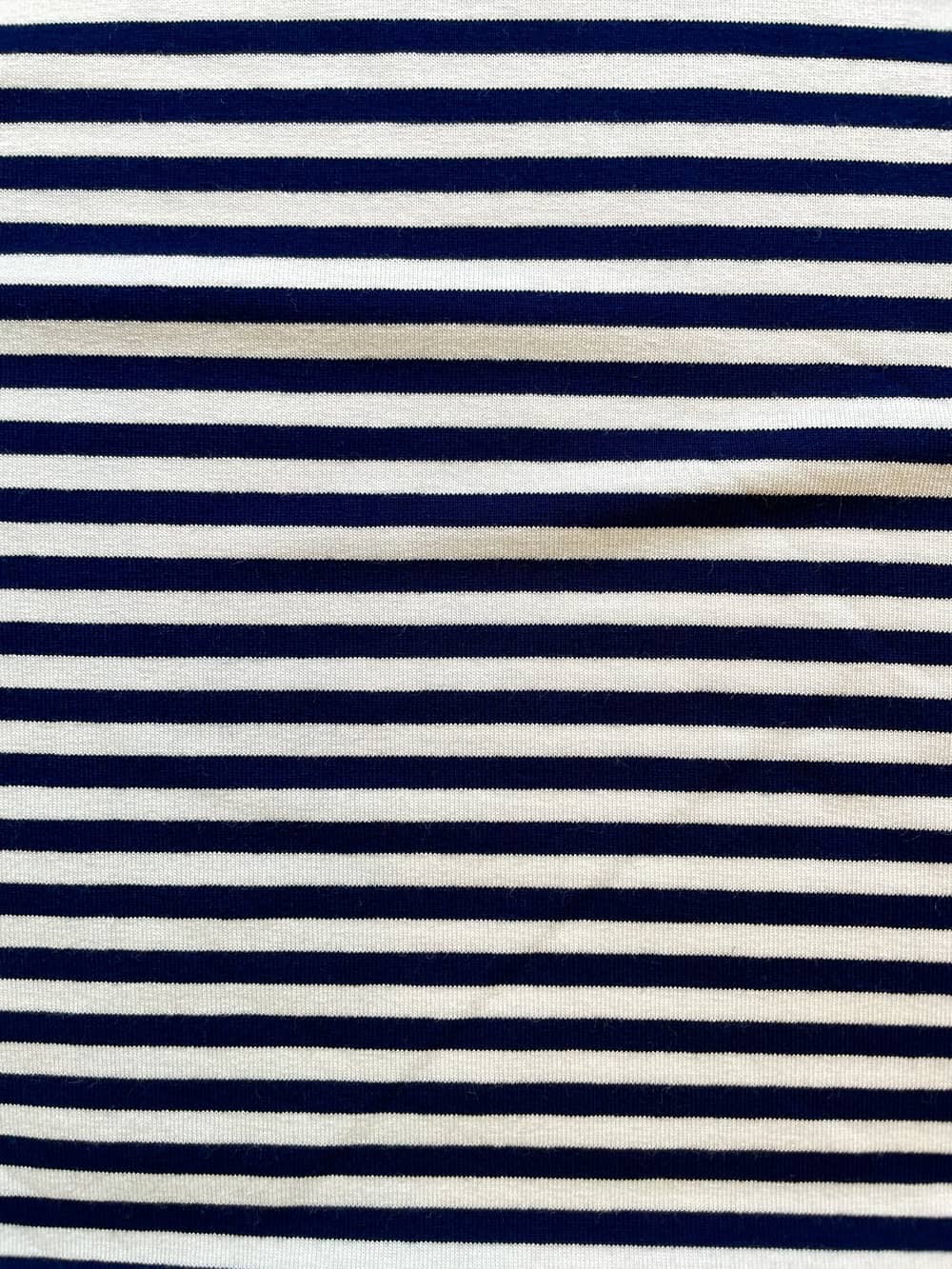 Feiner Viskosejersey mit klassischen, gleichmäßigen Querstreifen in Dunkelblau und Cremeweiß, weich fließende Stoffqualität.