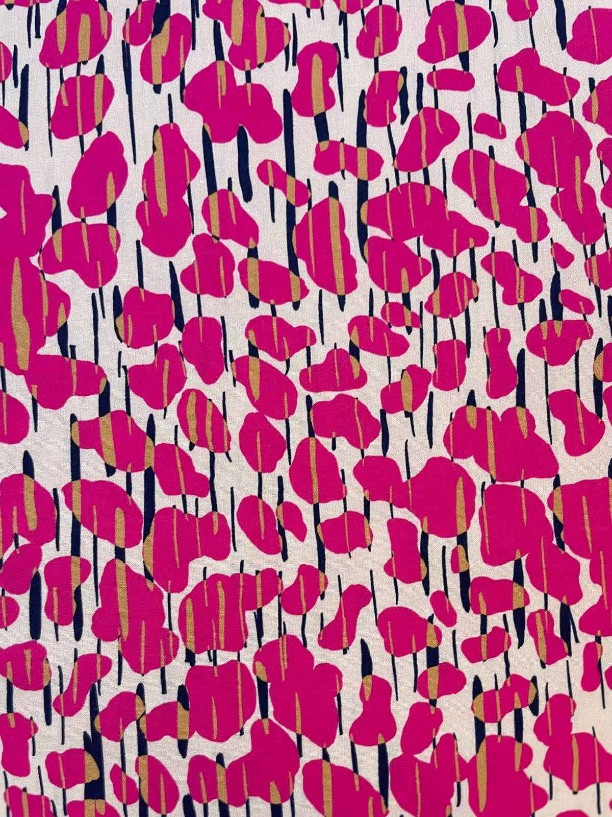 Hochwertiger Viskose-Stoff in Pink mit abstraktem Muster, 140 cm breit, perfekt als Meterware für elegante Sommerkleidung