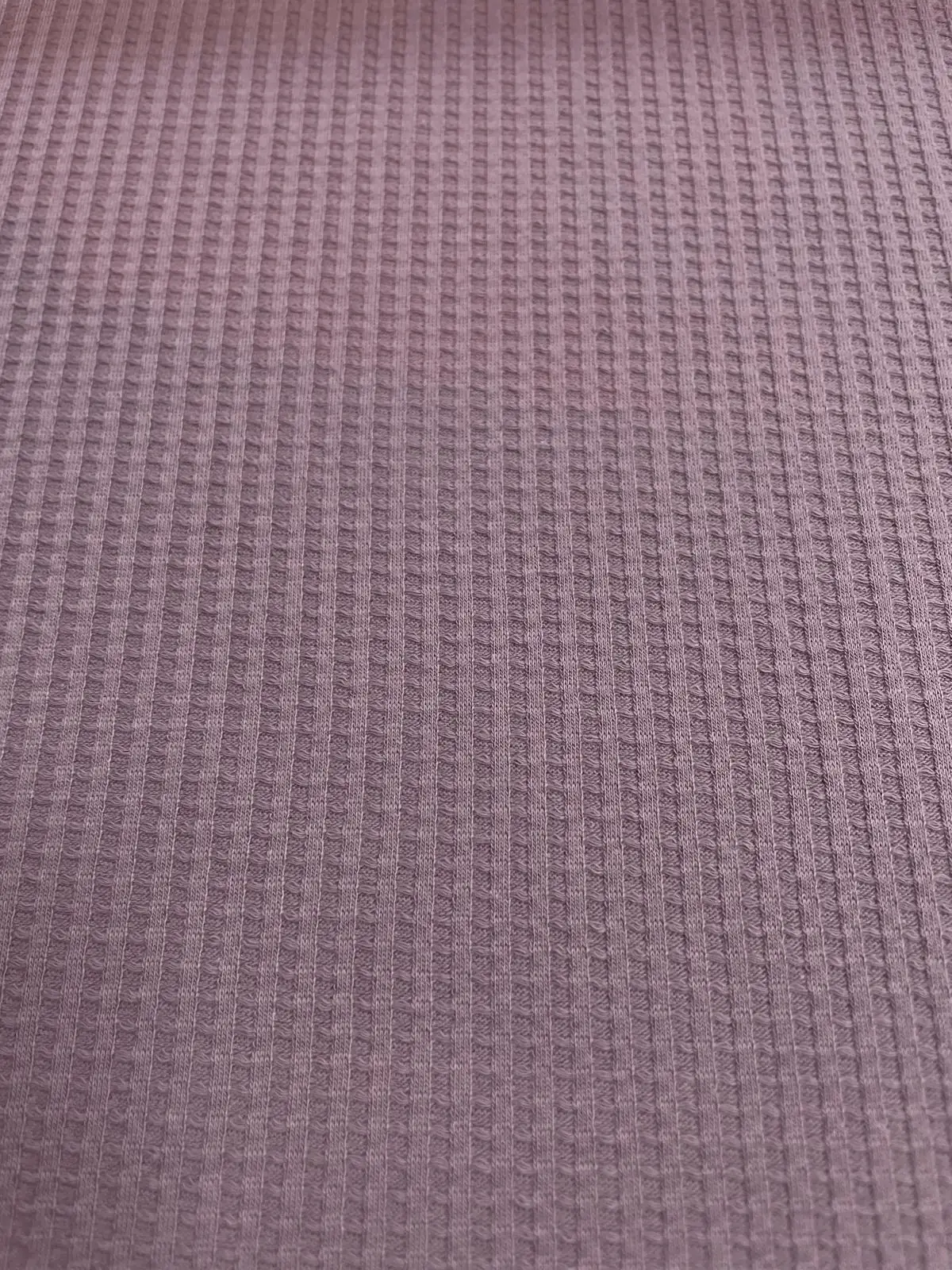 Waffeljersey in Mauve – elastischer Stoff mit 3D-Waffelstruktur für Babykleidung und Handtücher