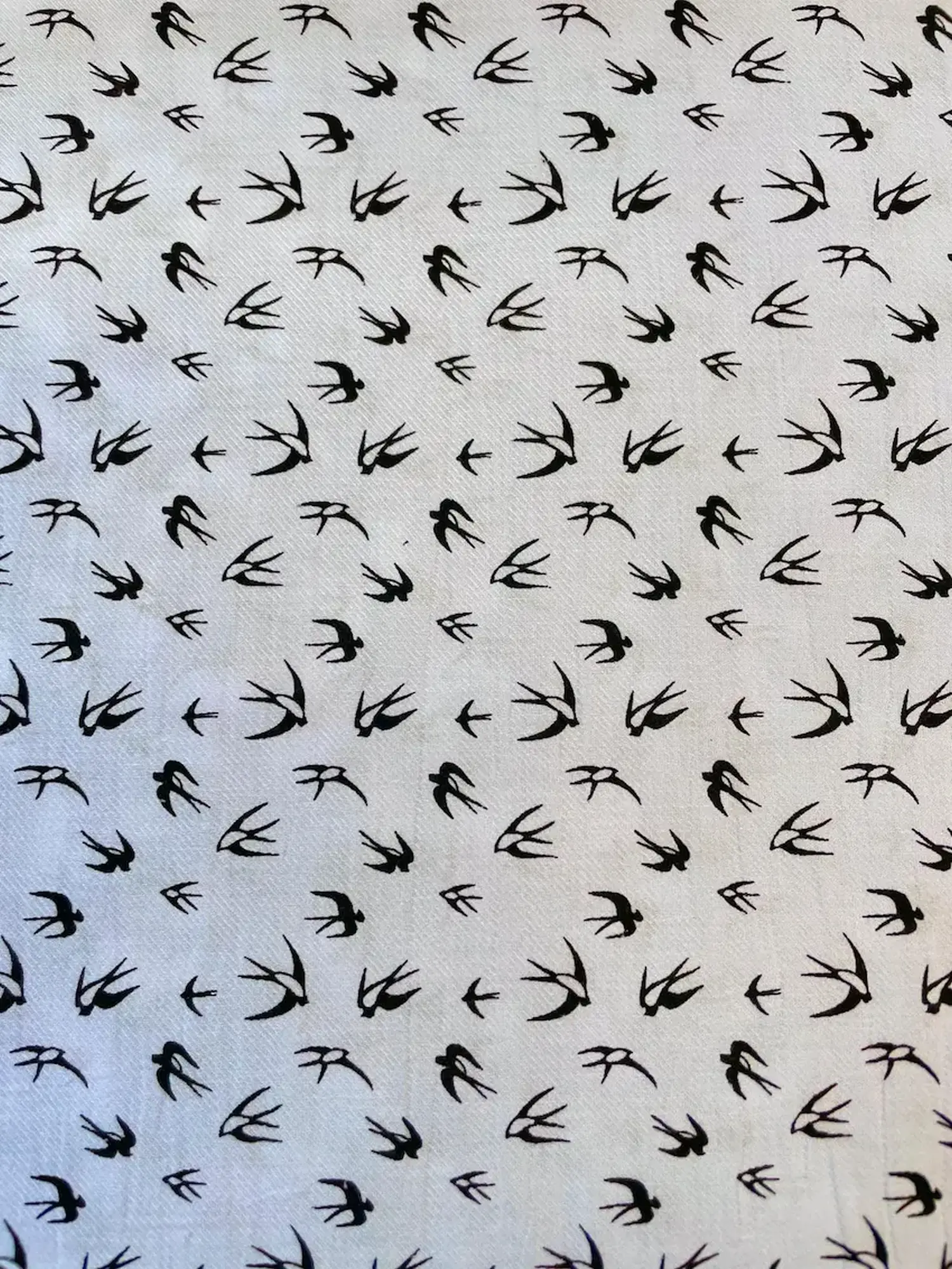 Musselin „Flying Swallows“ mit Schwalben lila/blau Musselin „Flying Swallows“ mit Schwalben lila/blau