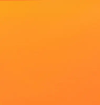 Nahaufnahme von elastischem Baumwolljersey in hellem Neon-Orange, Stoffoberfläche glatt und blickdicht, 215g Gewicht.