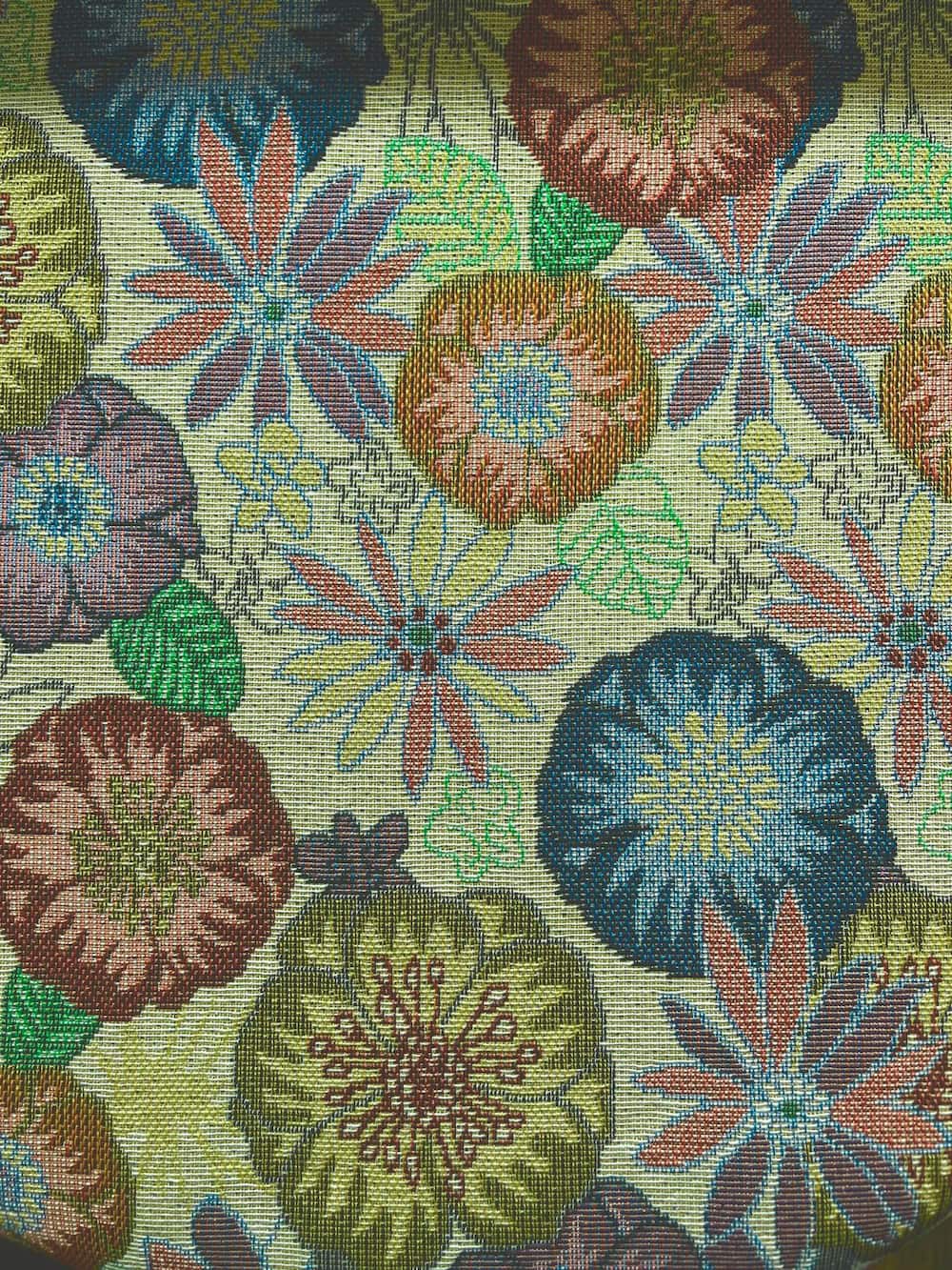 Hochwertiger Jacquard-Stoff mit farbenfrohem Blumenmuster in Weboptik, ideal als robuster Dekostoff für Taschen, Kissenbezüge und Polsterarbeiten, Meterware.
