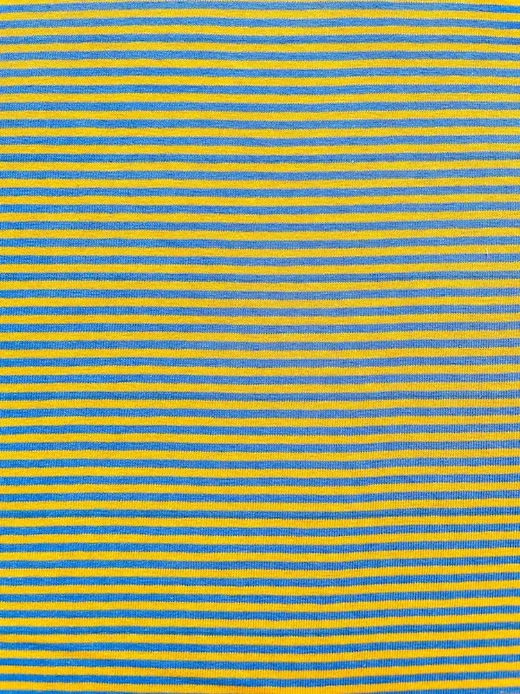 Detailaufnahme von elastischem Baumwolljersey als Meterware mit feinen horizontalen Streifen in kontrastreichem Sonnengelb und kräftigem Royalblau; ideal für farbenfrohe Kinderkleidung und T-Shirts.