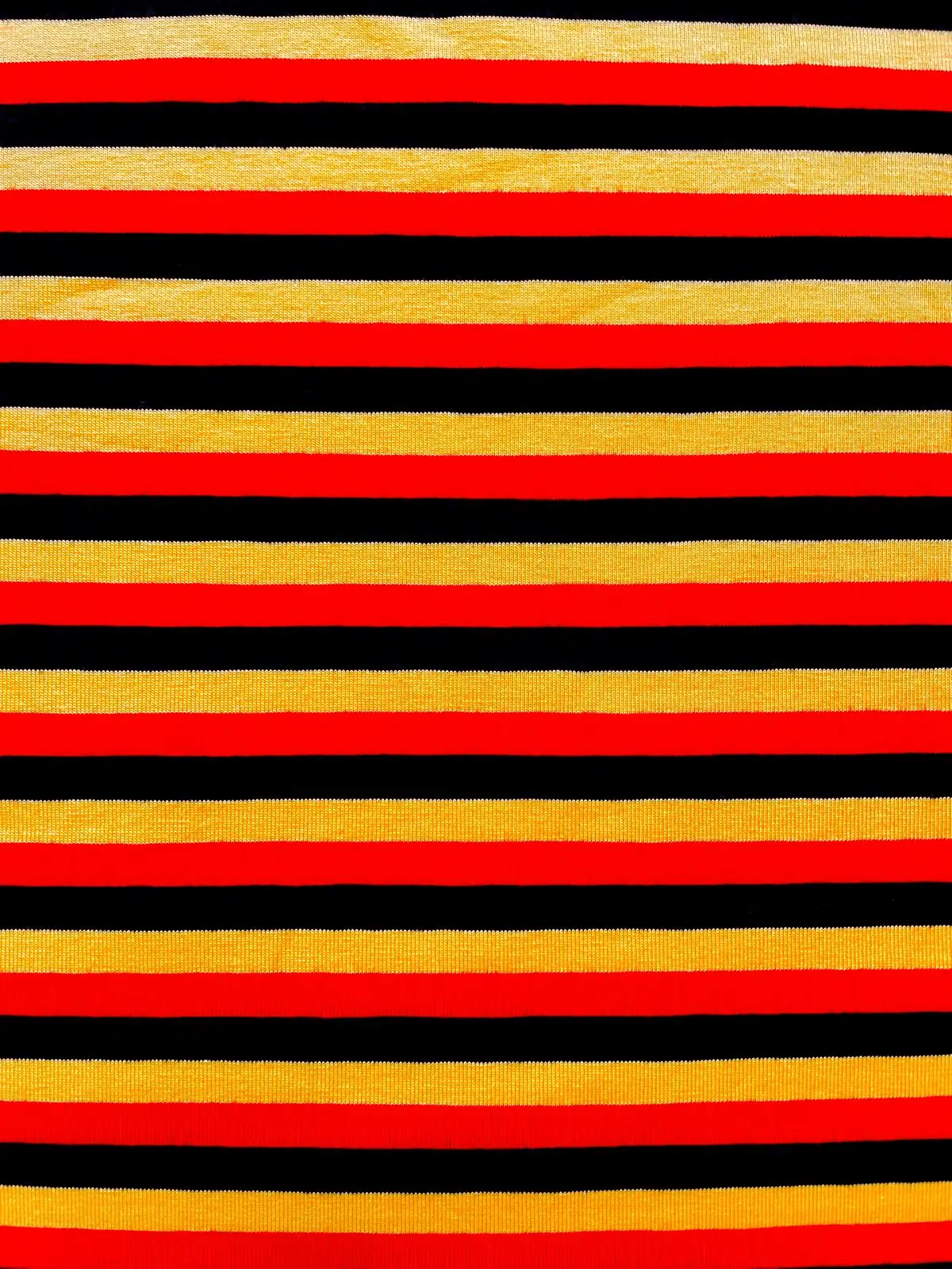 Hochwertiger, elastischer Baumwolljersey Stoff als Meterware mit horizontalem Ringelmuster in Schwarz, Rot und Gold/Senfgelb für Fan-Bekleidung.