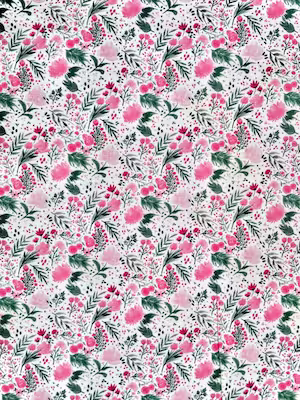 Feiner weißer Baumwollstoff mit flächendeckendem Aquarell-Print aus pinken Blüten, rosa Akzenten und dunkelgrünen Blättern; leichte Webware für Mode und Deko.