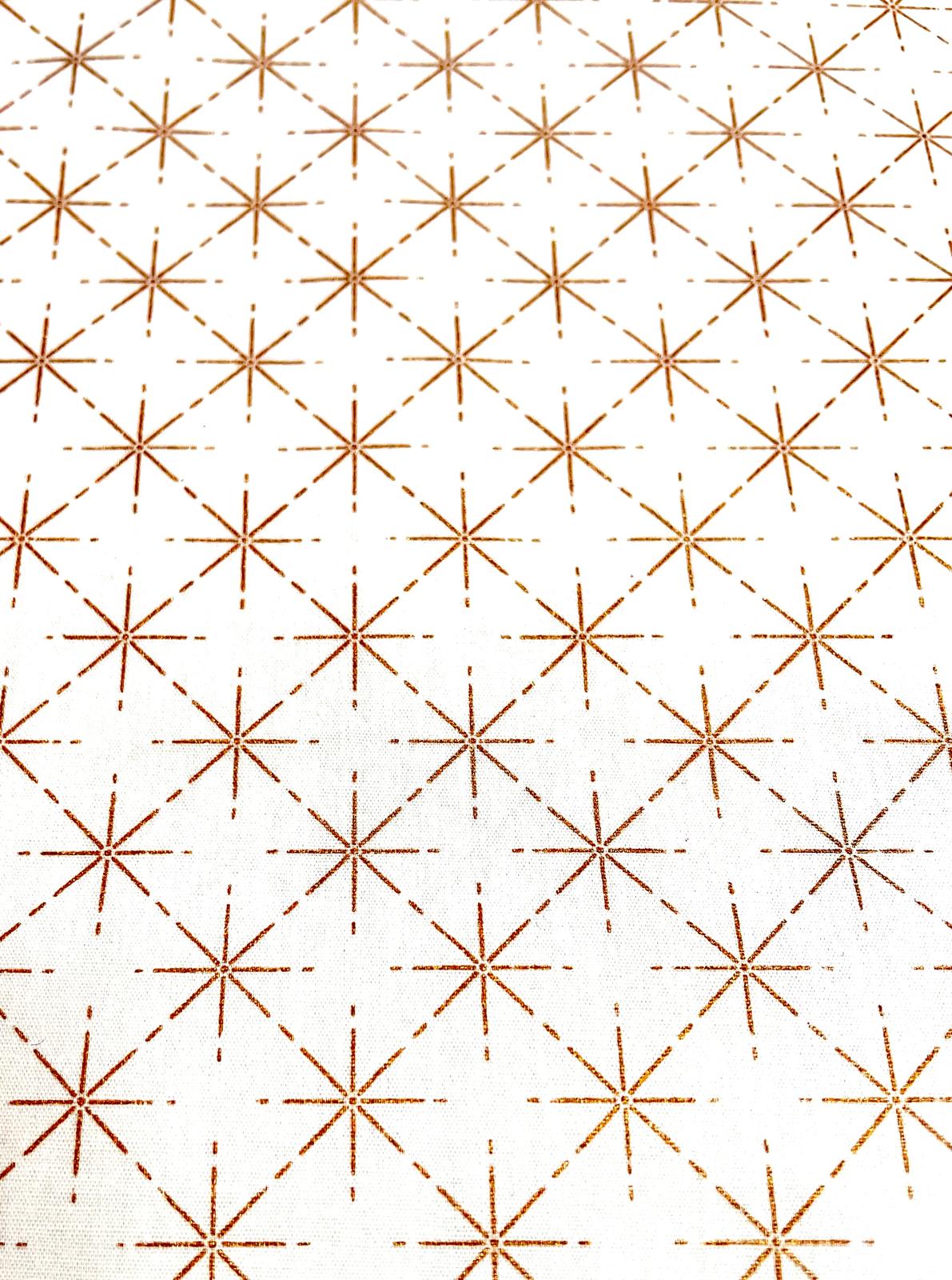 Moderner Baumwollstoff als Meterware mit einem geometrischen Karomuster aus verbundenen, sternförmigen Eiskristallen in Braun auf weißem Hintergrund.