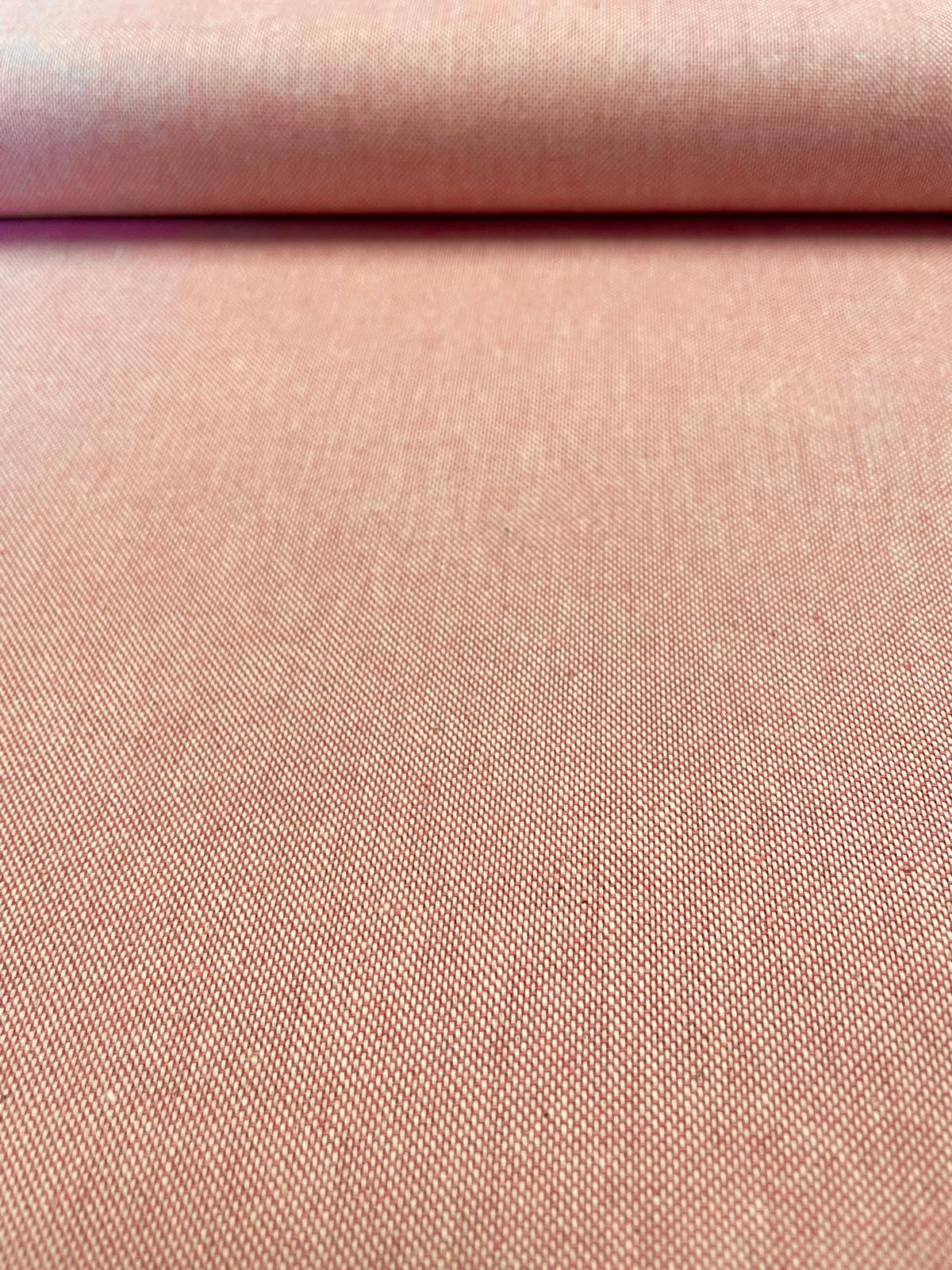 Nahaufnahme eines korallfarbenen Dekostoffs in Melange-Optik, strukturierte Webware aus 80% Baumwolle und 20% Polyester für Vorhänge und Kissen.