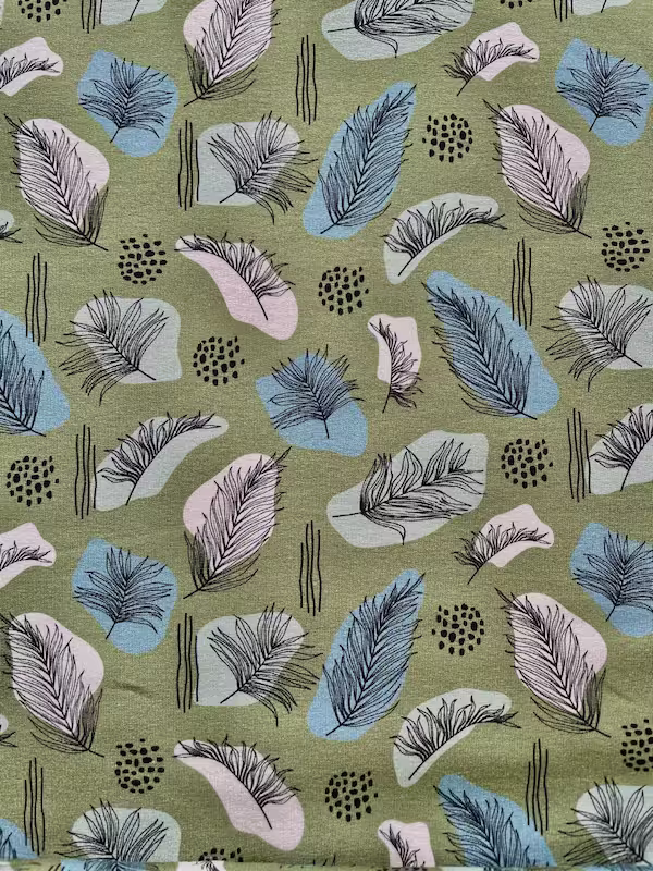 Olivgrüner French Terry Stoff mit einem modernen Print aus abstrakten Blättern und Federn in den Farben Blau, Rosa und Schwarz.
