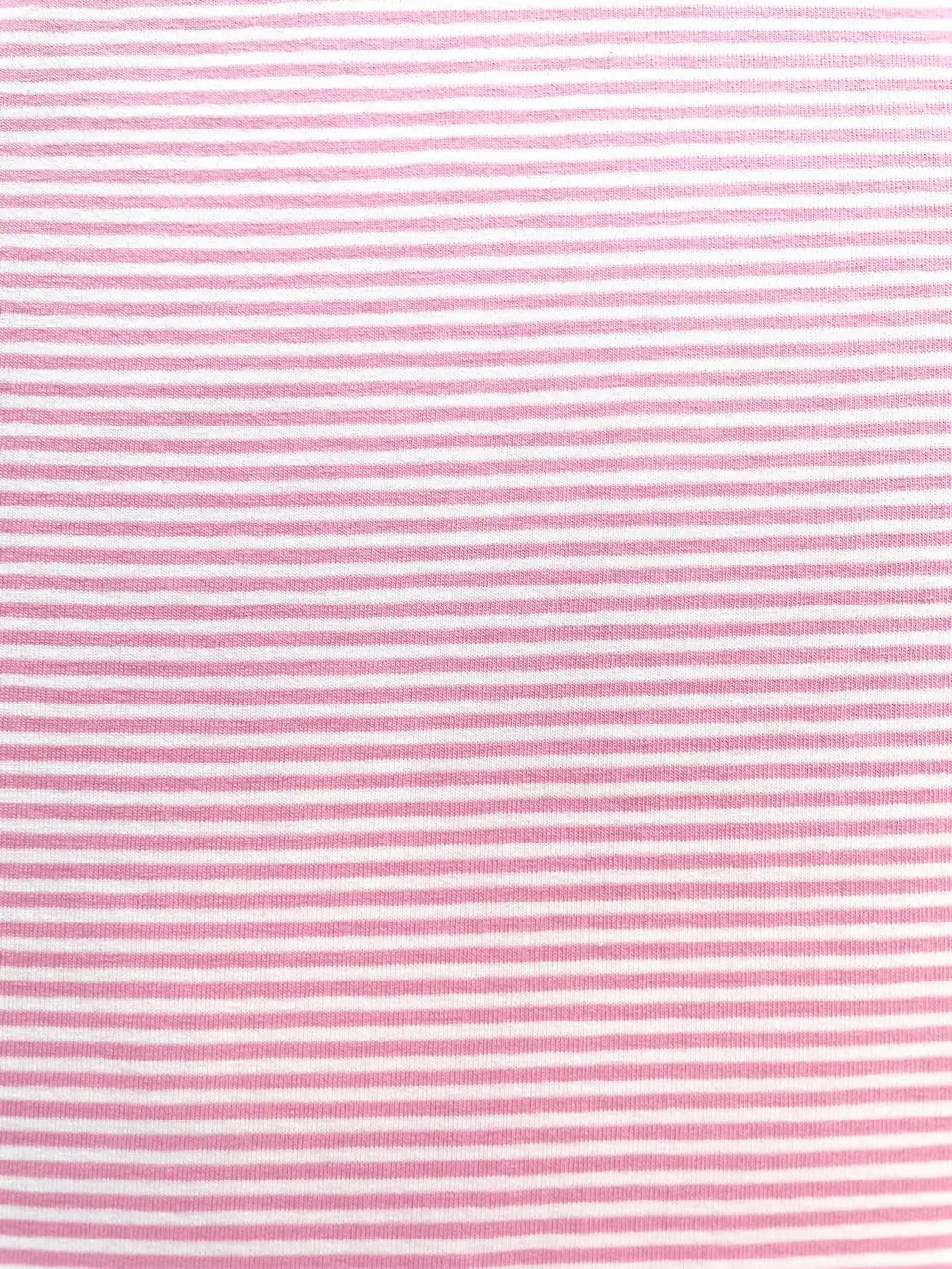 Detailaufnahme von weichem Baumwolljersey in Rosa mit feinen weißen Querstreifen, ideal als Meterware für Kinder- und Babykleidung.