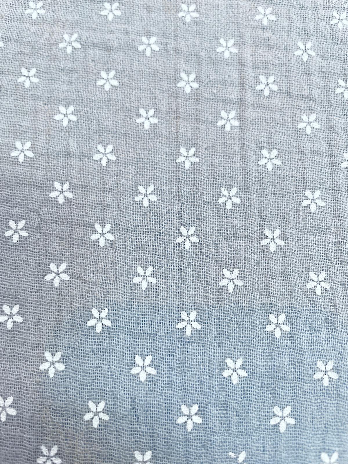 Musselin blaugrau mit kleinen weißen Blumen