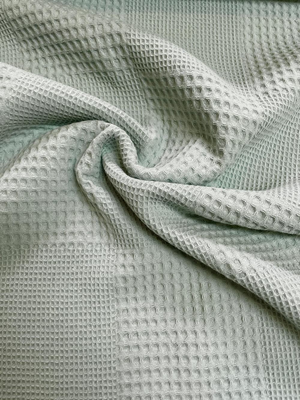 Geraffter Waffeljersey in Mintgrün mit Patchwork-Karo-Optik – weich fallender Strukturstoff