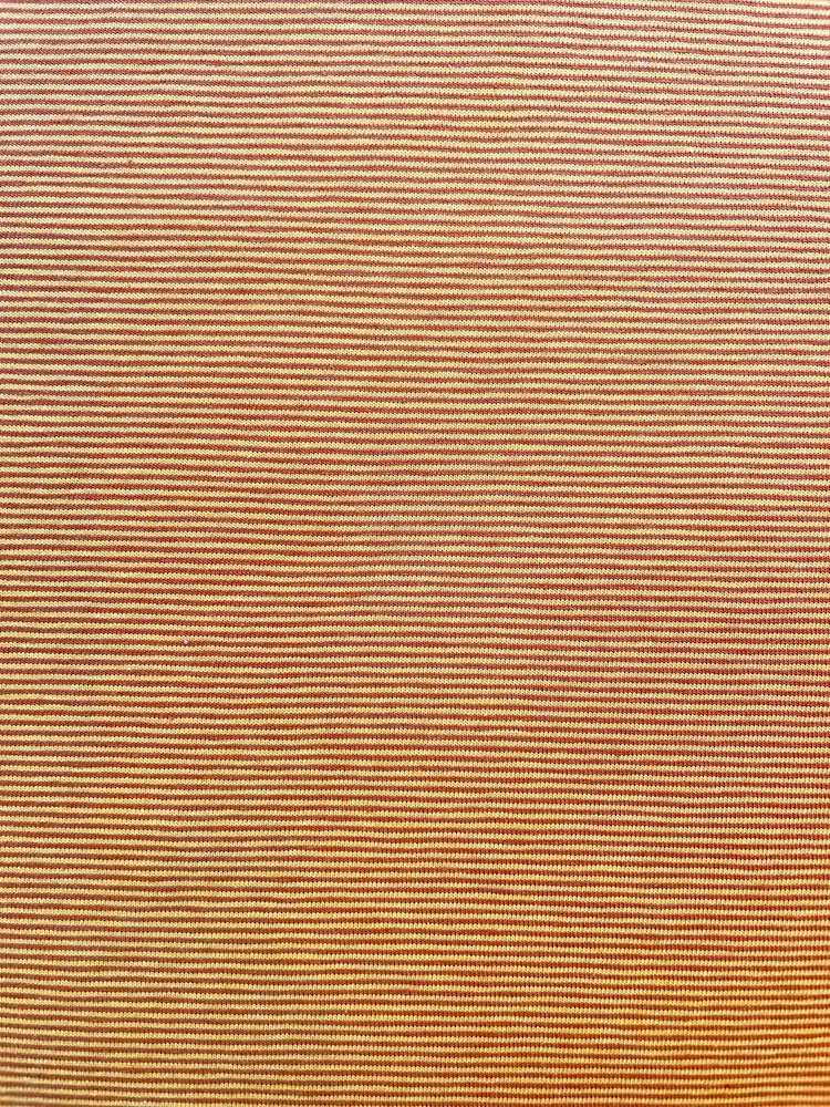 Detailansicht von Baumwolljersey Meterware mit feinen horizontalen Streifen in Terracotta und Creme; hochwertige Textur für elastische Kleidung und Heimtextilien.