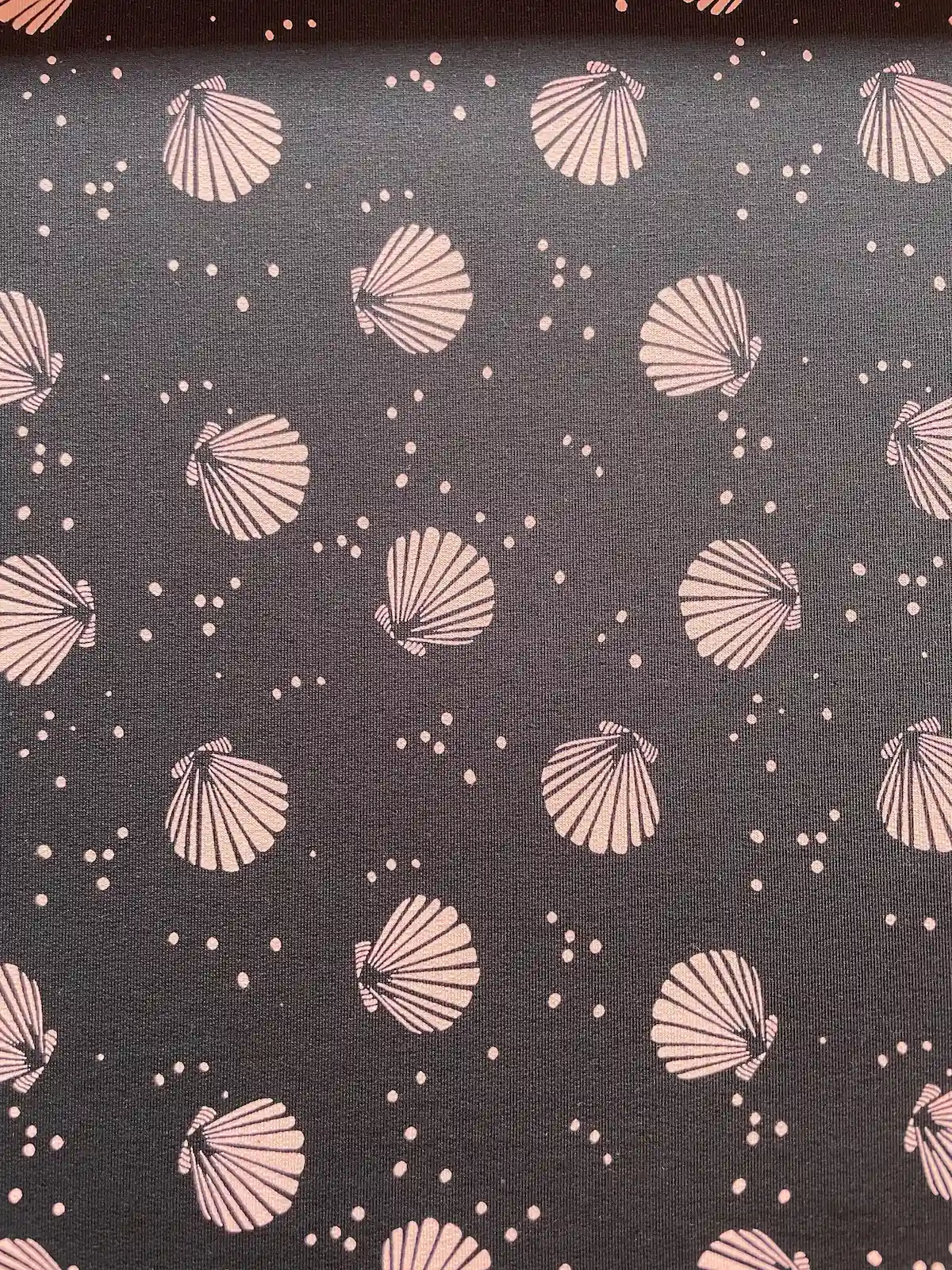 French Terry "Ocean Shells" schwarz / beige mit Muscheln