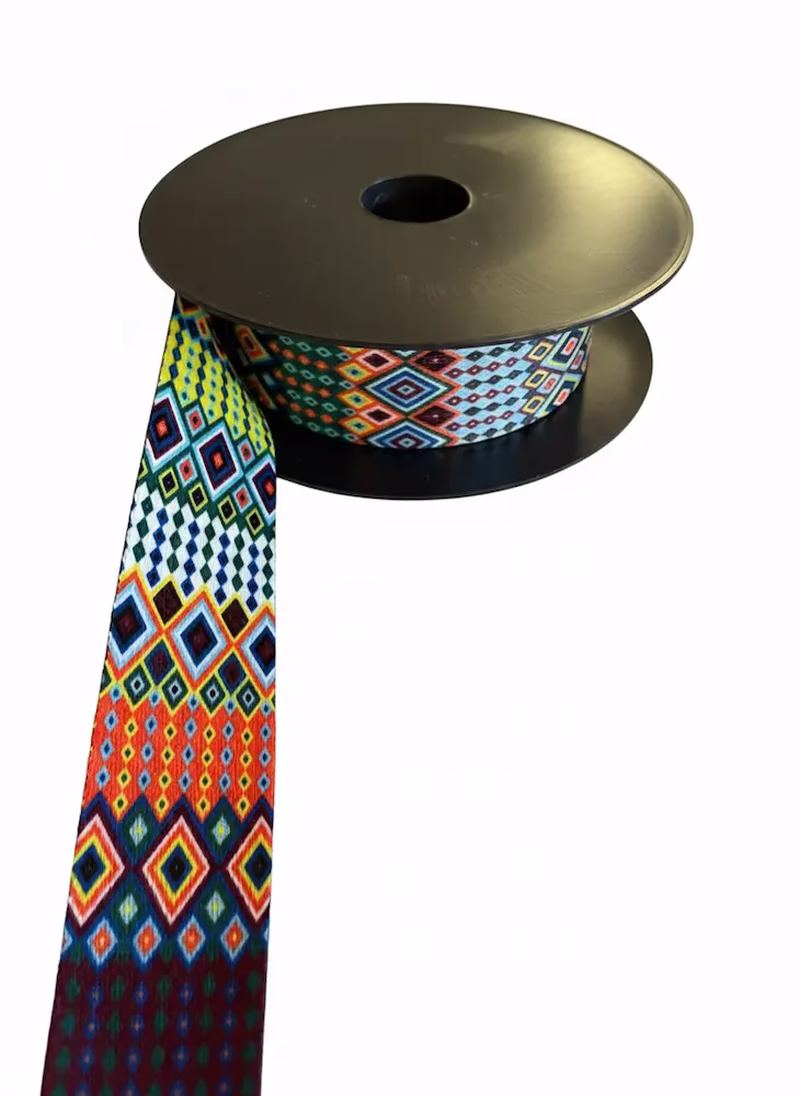 Farbenfroh gemustertes Gurtband mit 38mm Breite im Ethno-Look auf schwarzer Spule, buntes geometrisches Rautenmuster als Meterware für auffällige Taschenriemen