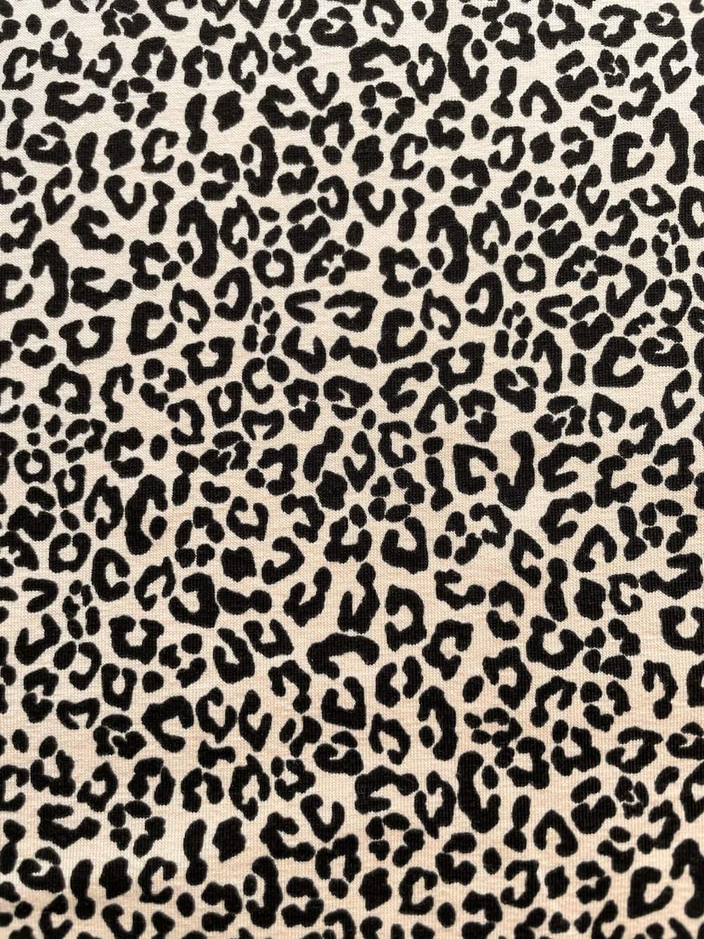 Baumwolljersey Stoff als Meterware mit Leopardenmuster in Beige und Schwarz
