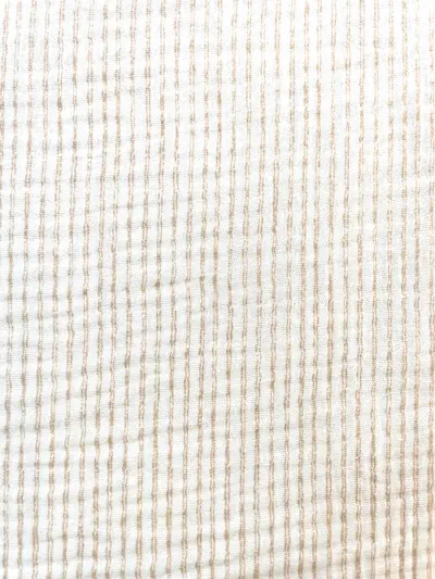 Nahaufnahme eines cremefarbenen Musselinstoffs aus 100% Baumwolle mit feinen, vertikal verlaufenden Streifen in Beige. Die charakteristische, luftige Double-Gauze-Struktur ist deutlich erkennbar.