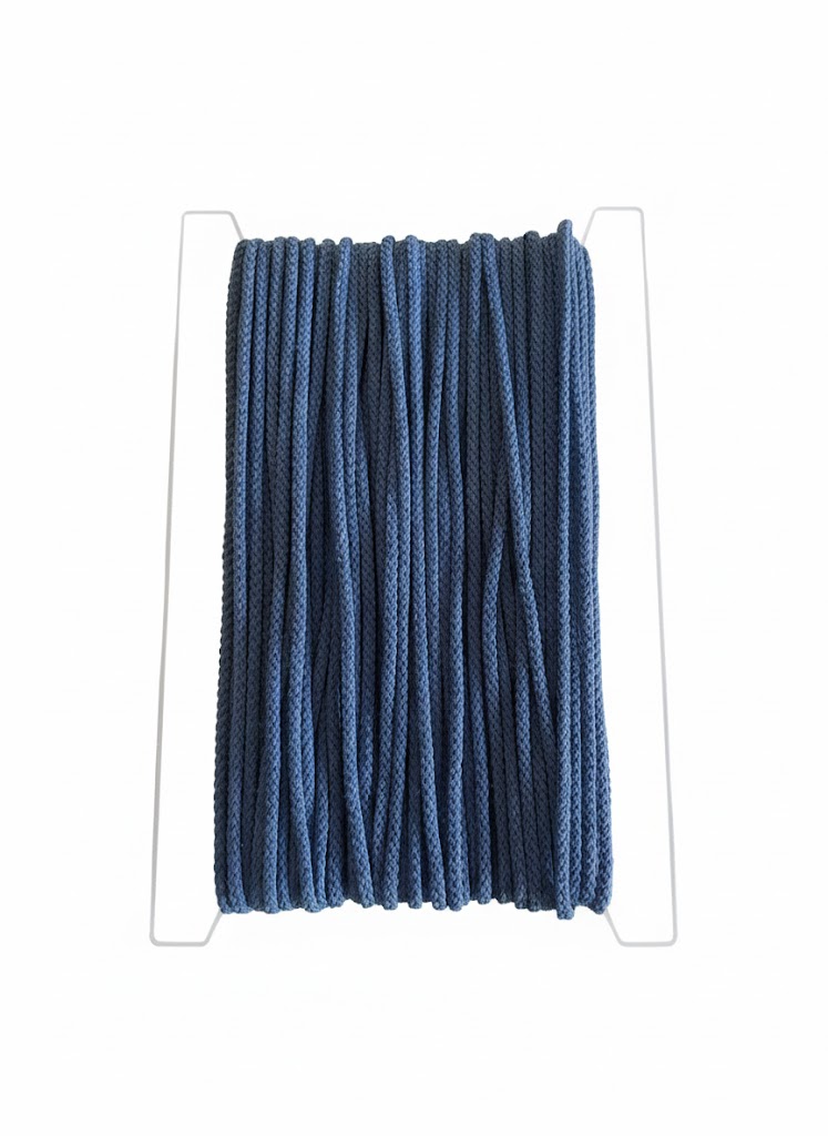 Aufgewickelte, mittelblaue Kordel mit 6 mm Durchmesser als Meterware auf einer Wickelkarte für Näh- und Bastelprojekte