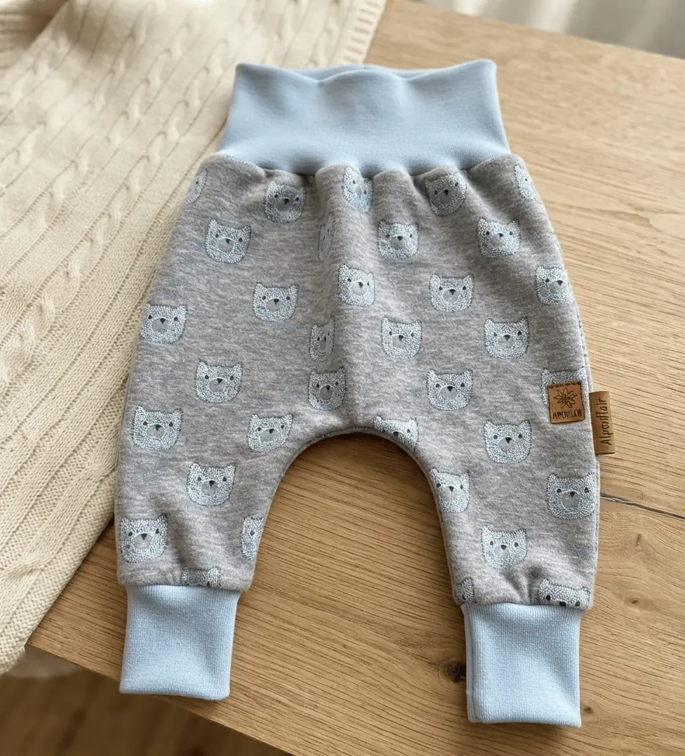 Alpenfleece Meterware in Grau mit süßem Bären-Muster und hellblauem Plüsch für kuschelige Kinderkleidung