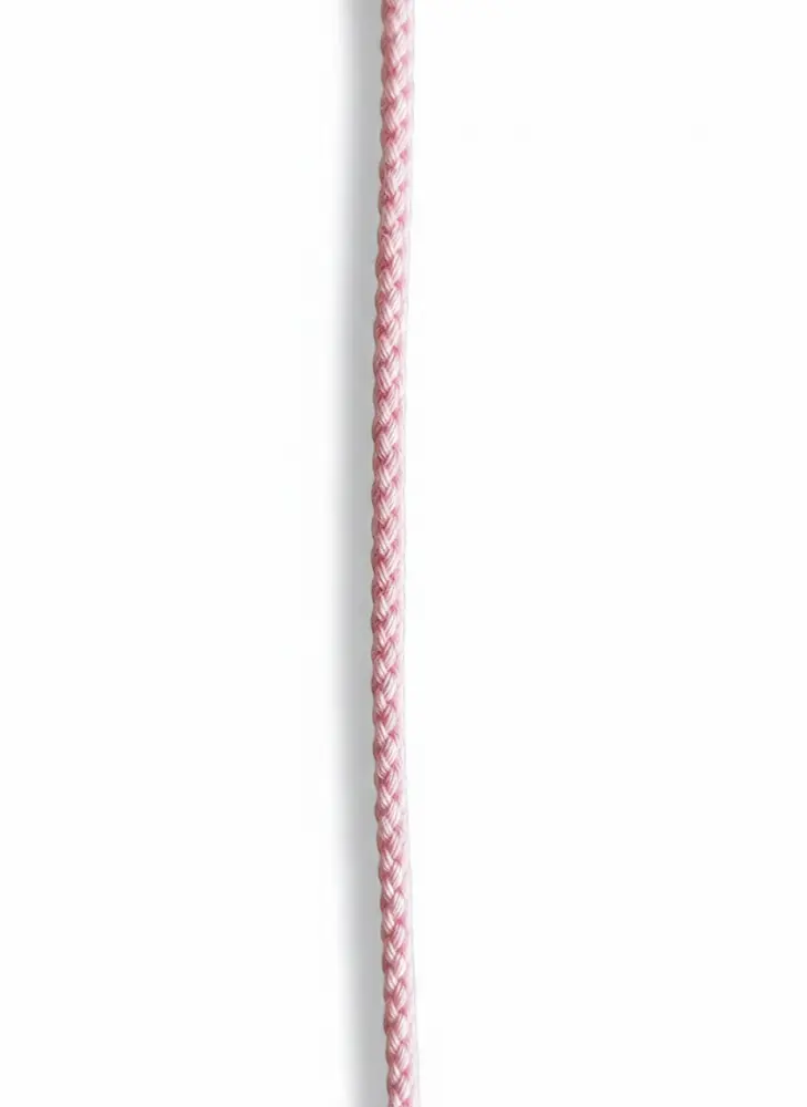 Nahaufnahme von einer unifarbenen Rundkordel in Rosa mit 6 mm Durchmesser vor weißem Hintergrund, perfekt als Hoodie-Kordel und für DIY-Näharbeiten.