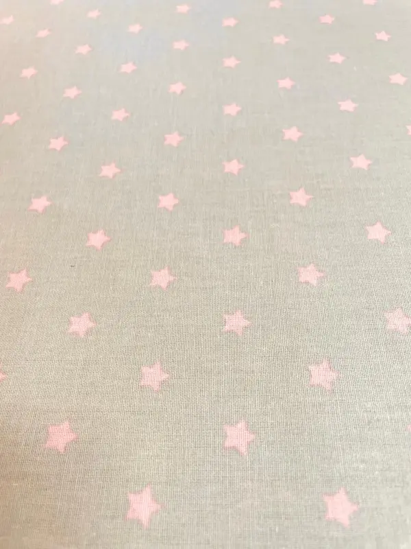 Beschichtete Baumwolle in Hellgrau meliert mit kleinen rosa Sternen, wasserabweisender Stoff für Kinder und Babys