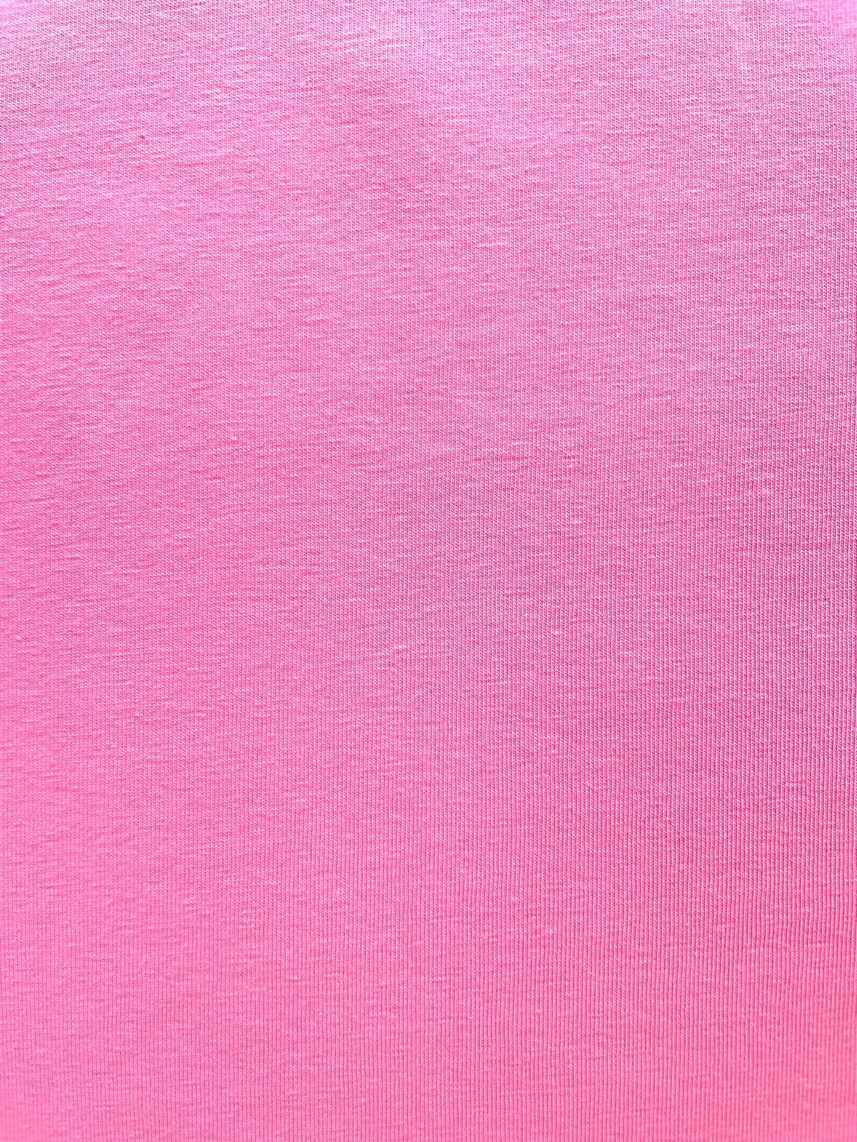 Nahaufnahme eines hochwertigen, einfarbigen Baumwolljersey-Stoffs in der Farbe Pink bzw. Rosa, ideal für elastische Kleidung als Meterware.