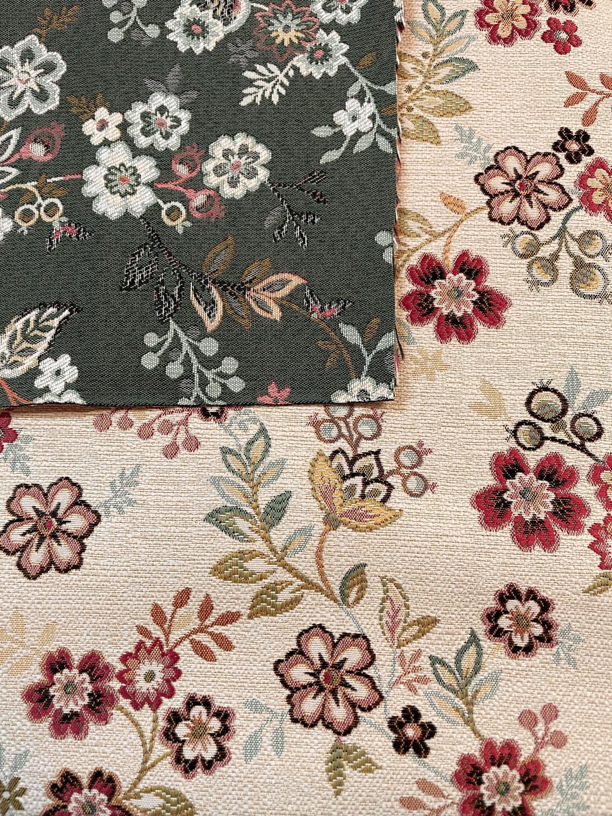 Deko-Gobelinstoff als Meterware mit floralem Jacquard-Muster im direkten Vergleich zwischen der Variante in Beige-Rot und Dunkelgrün mit hellen Blüten.