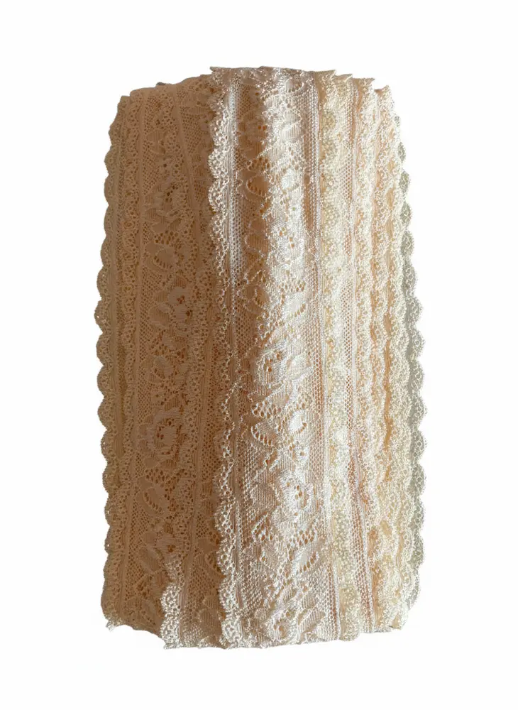 Zusammengelegtes elastisches Spitzenband mit 40mm Breite in Creme-Natur, filigranes florales Lochmuster mit gewelltem Rand, dehnbare Stretch-Spitze als Meterware